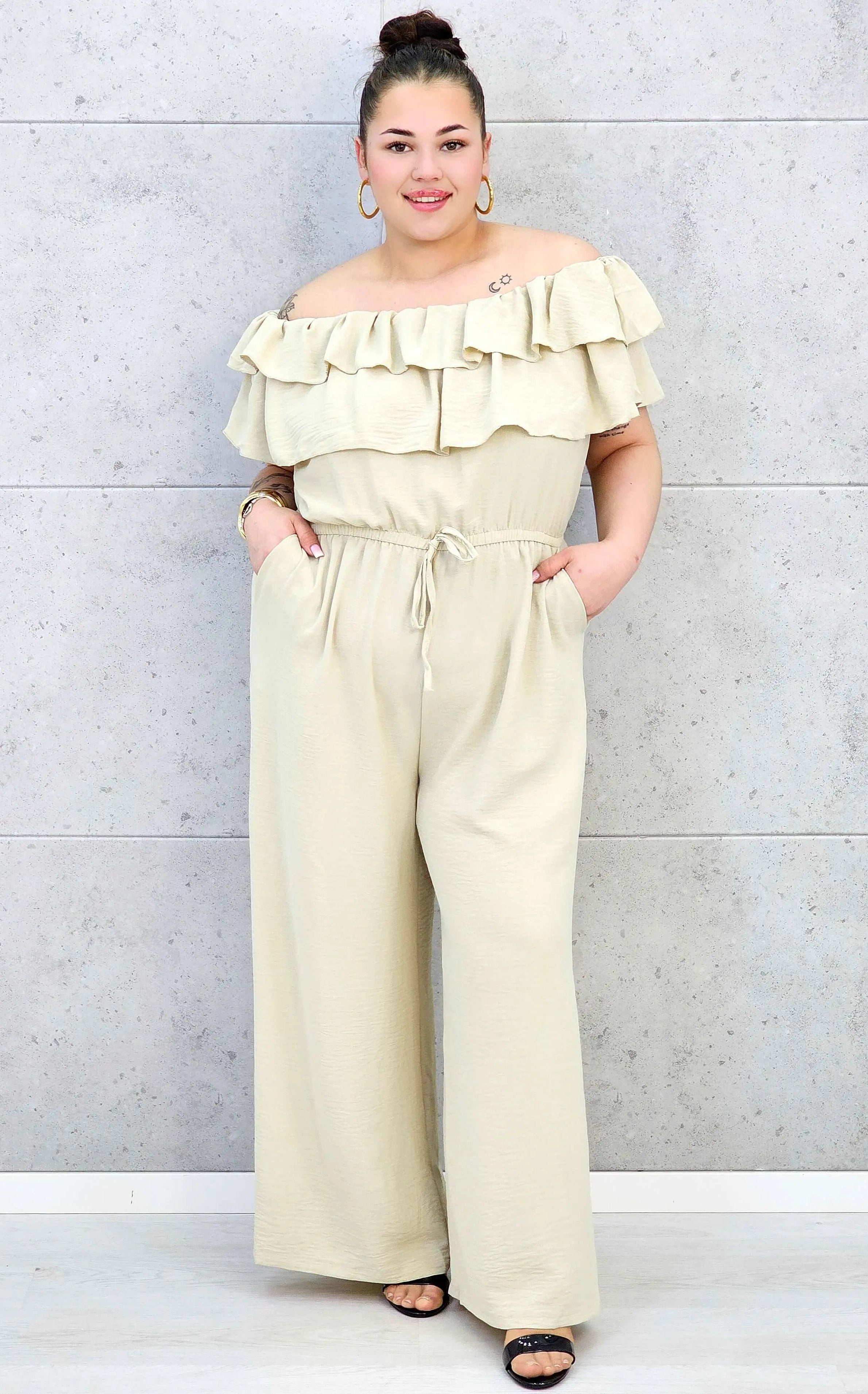 Kombinezon plus size –elegancki kombinezon z odkrytymi ramionami i szerokimi nogawkami Stylowa XL