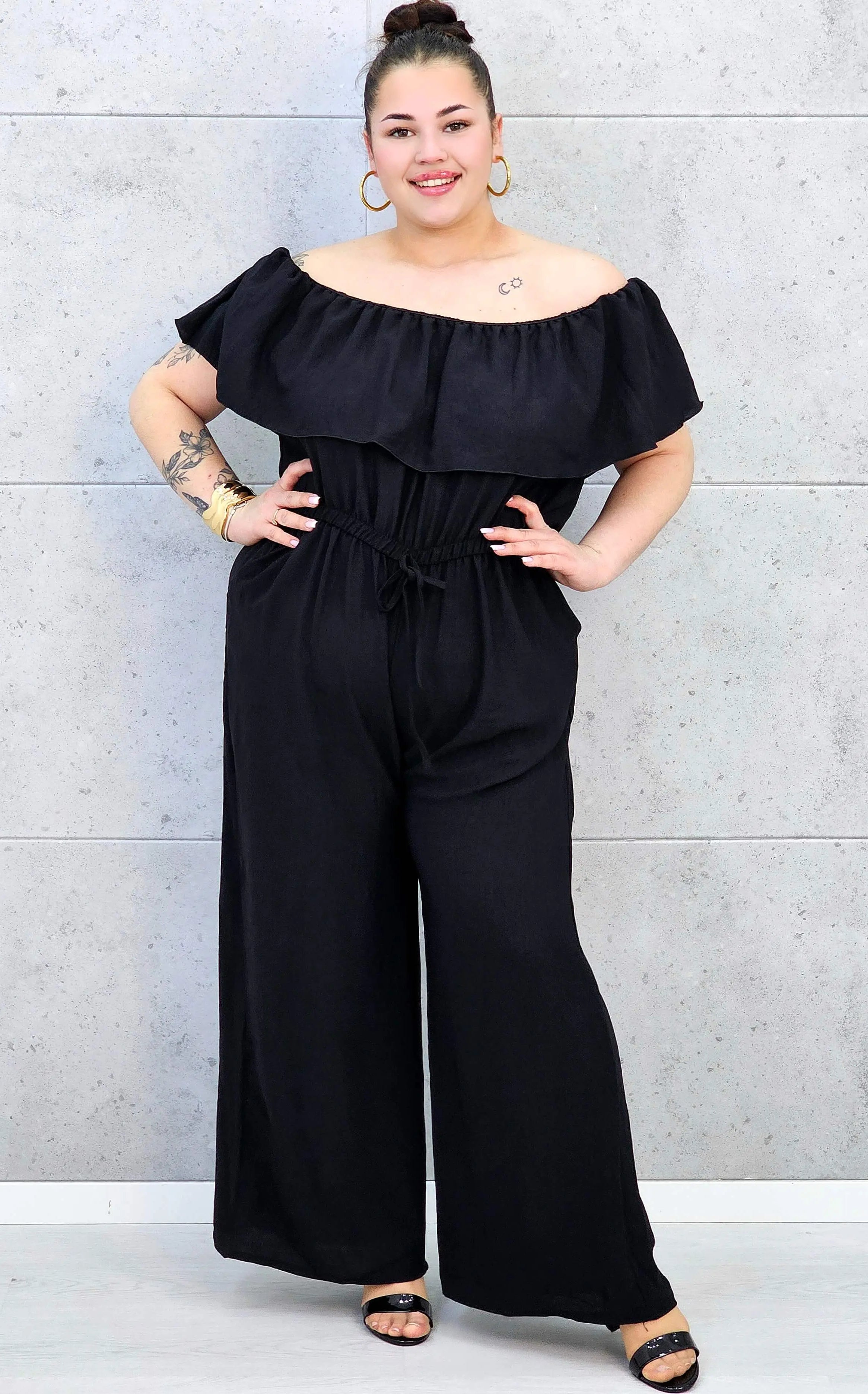 Kombinezon plus size –elegancki kombinezon z odkrytymi ramionami i szerokimi nogawkami Stylowa XL