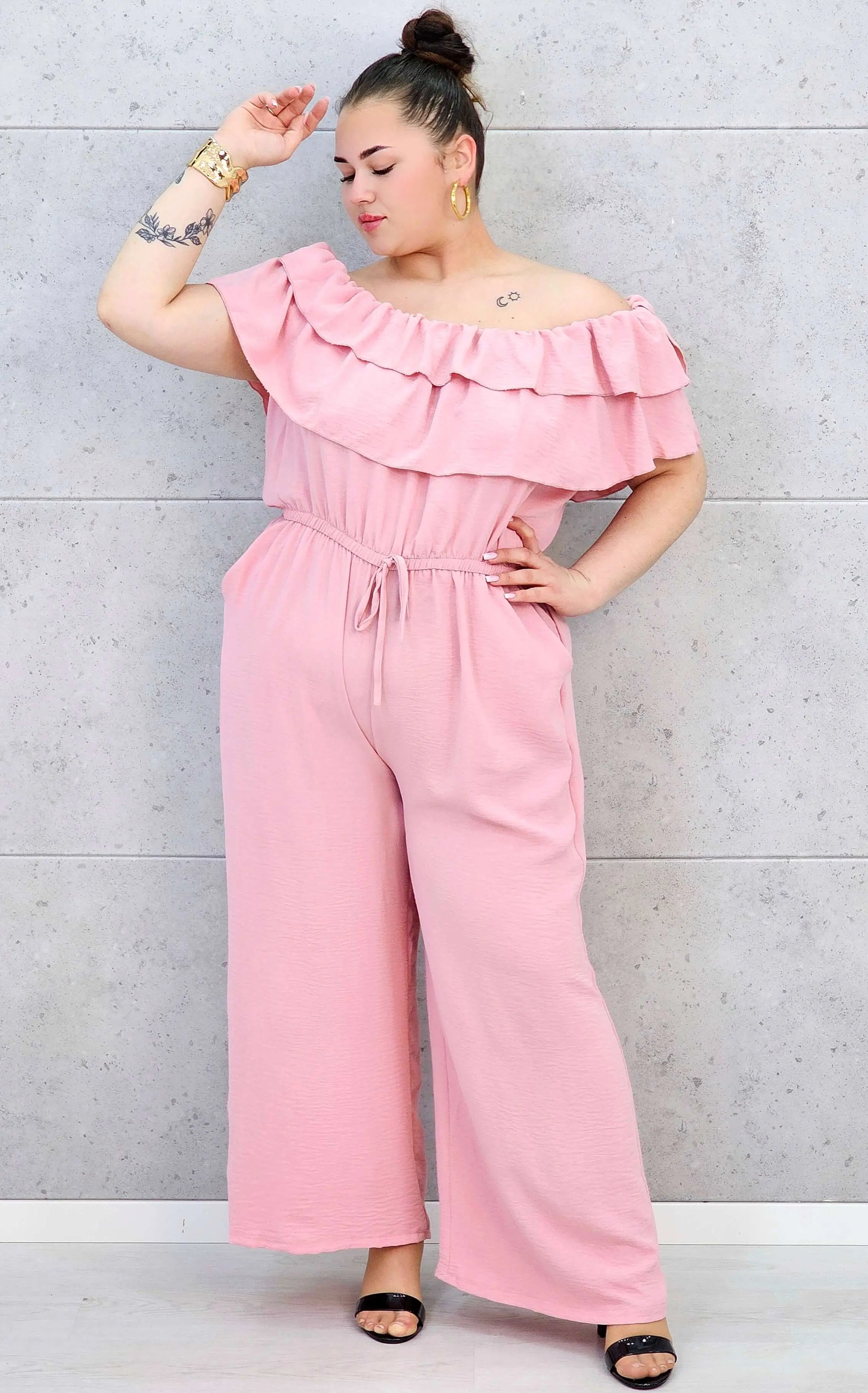 Kombinezon plus size –elegancki kombinezon z odkrytymi ramionami i szerokimi nogawkami Stylowa XL