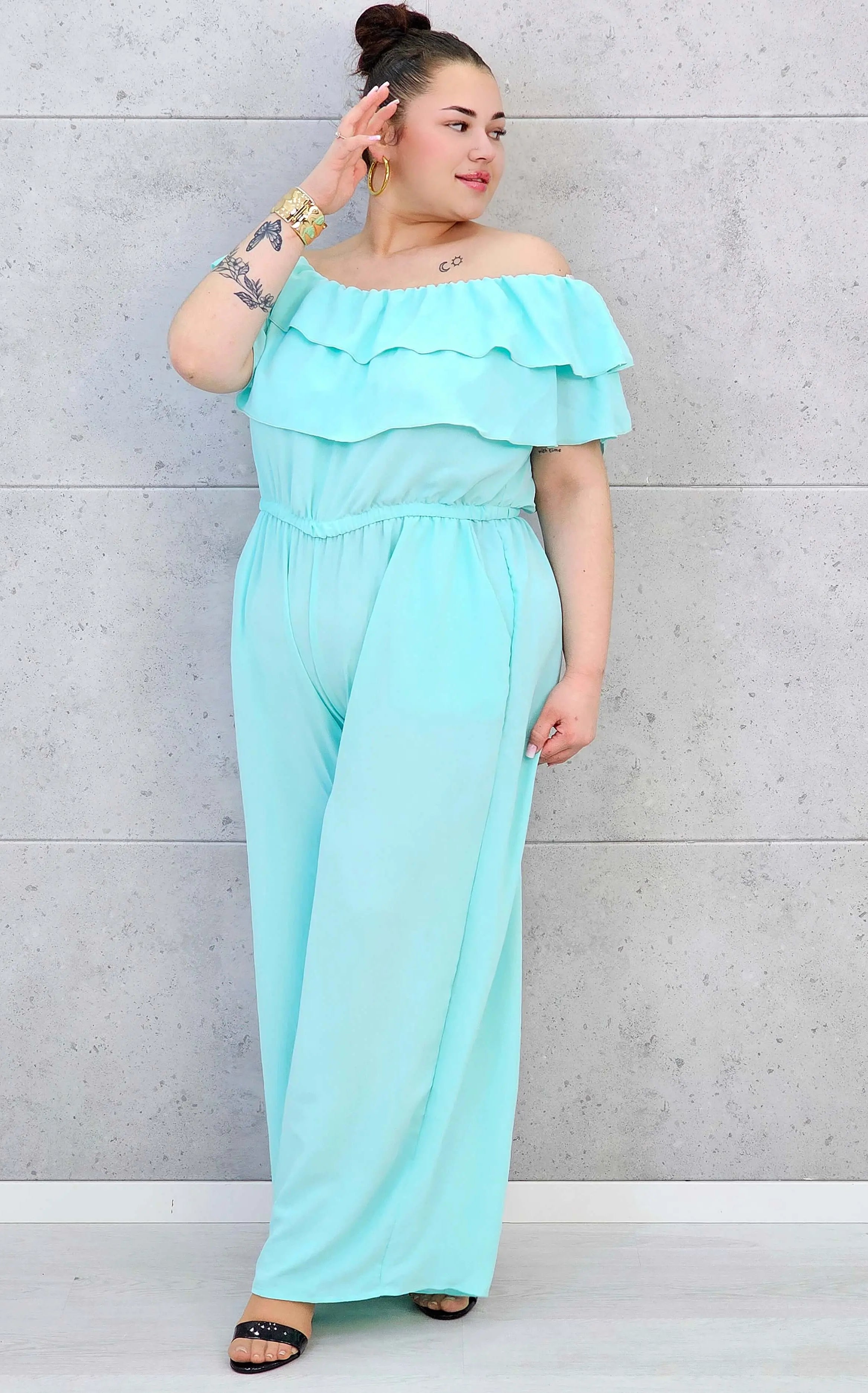 Kombinezon plus size –elegancki kombinezon z odkrytymi ramionami i szerokimi nogawkami Stylowa XL