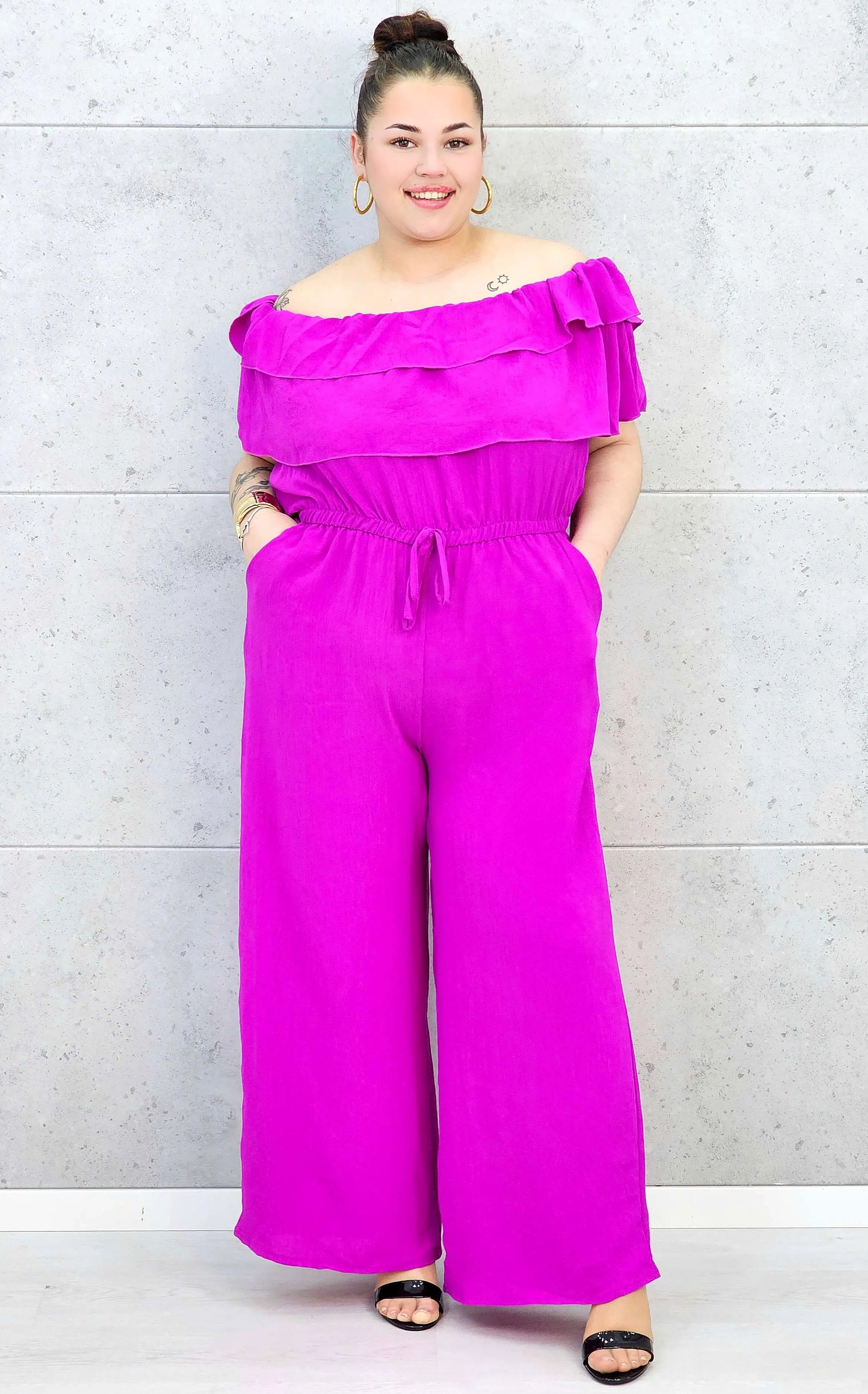 Kombinezon plus size –elegancki kombinezon z odkrytymi ramionami i szerokimi nogawkami Stylowa XL