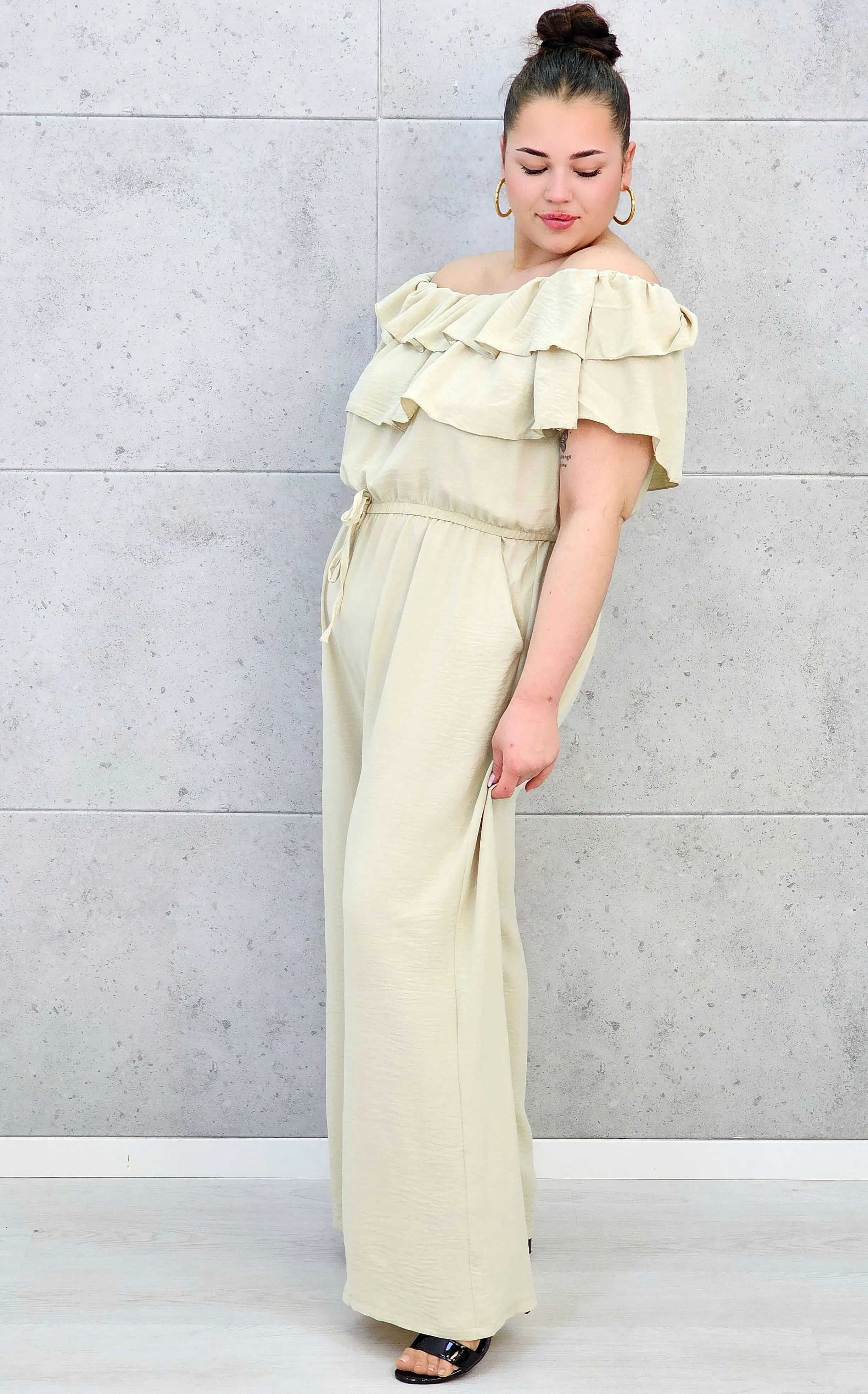 Kombinezon plus size –elegancki kombinezon z odkrytymi ramionami i szerokimi nogawkami Stylowa XL