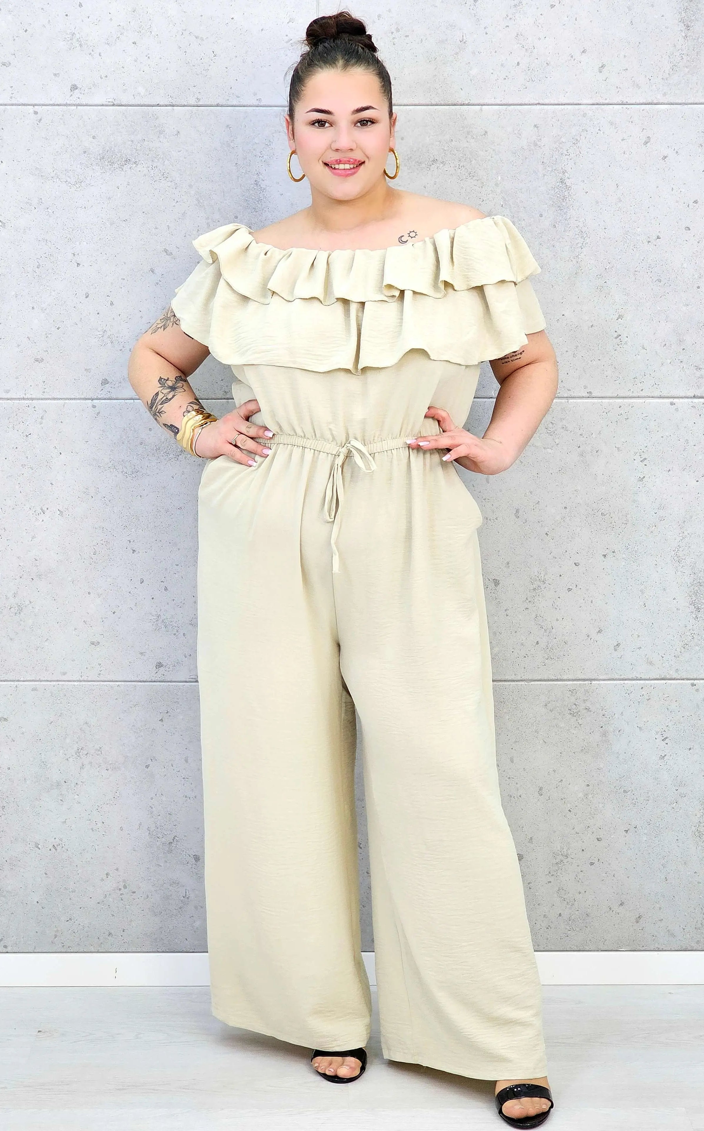 Kombinezon plus size –elegancki kombinezon z odkrytymi ramionami i szerokimi nogawkami Stylowa XL