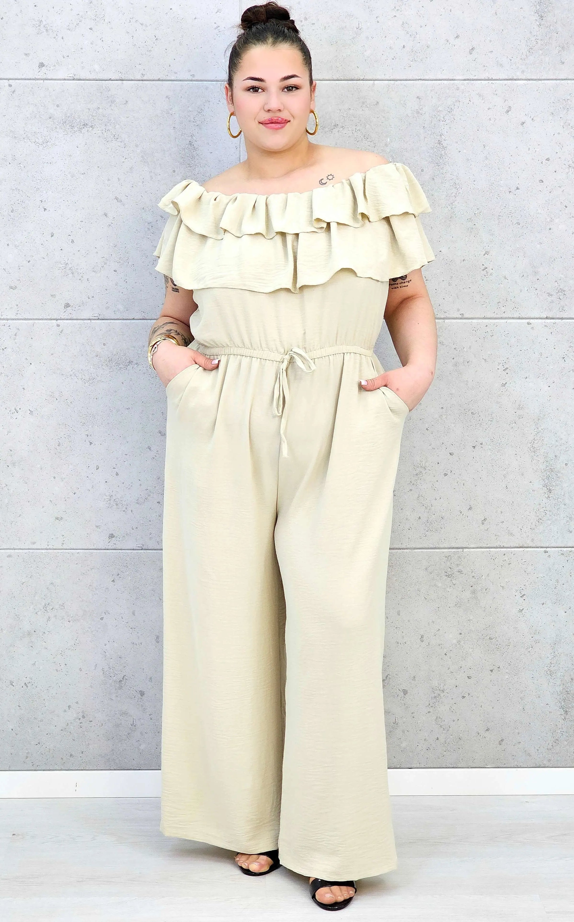 Kombinezon plus size –elegancki kombinezon z odkrytymi ramionami i szerokimi nogawkami Stylowa XL