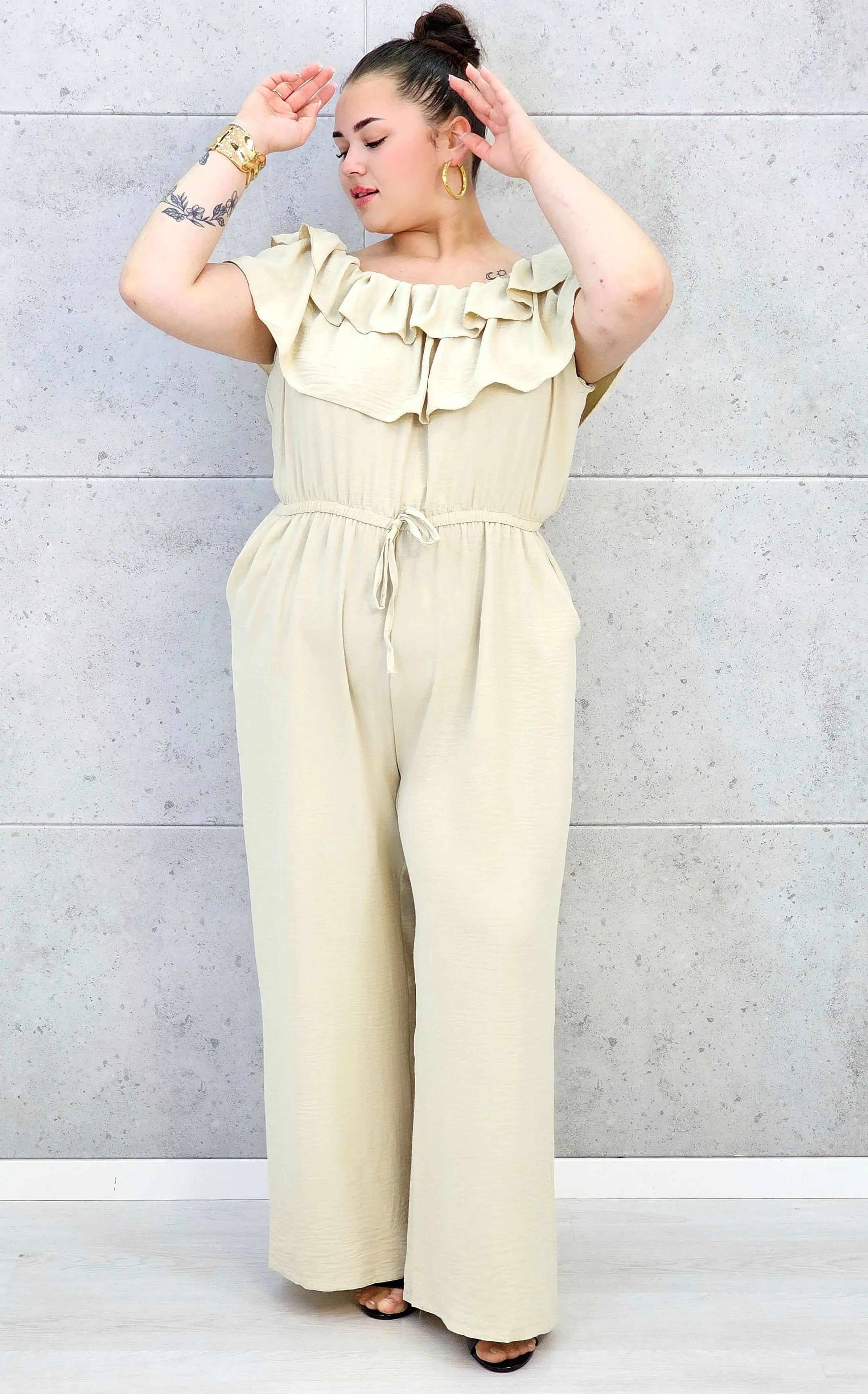 Kombinezon plus size –elegancki kombinezon z odkrytymi ramionami i szerokimi nogawkami Stylowa XL