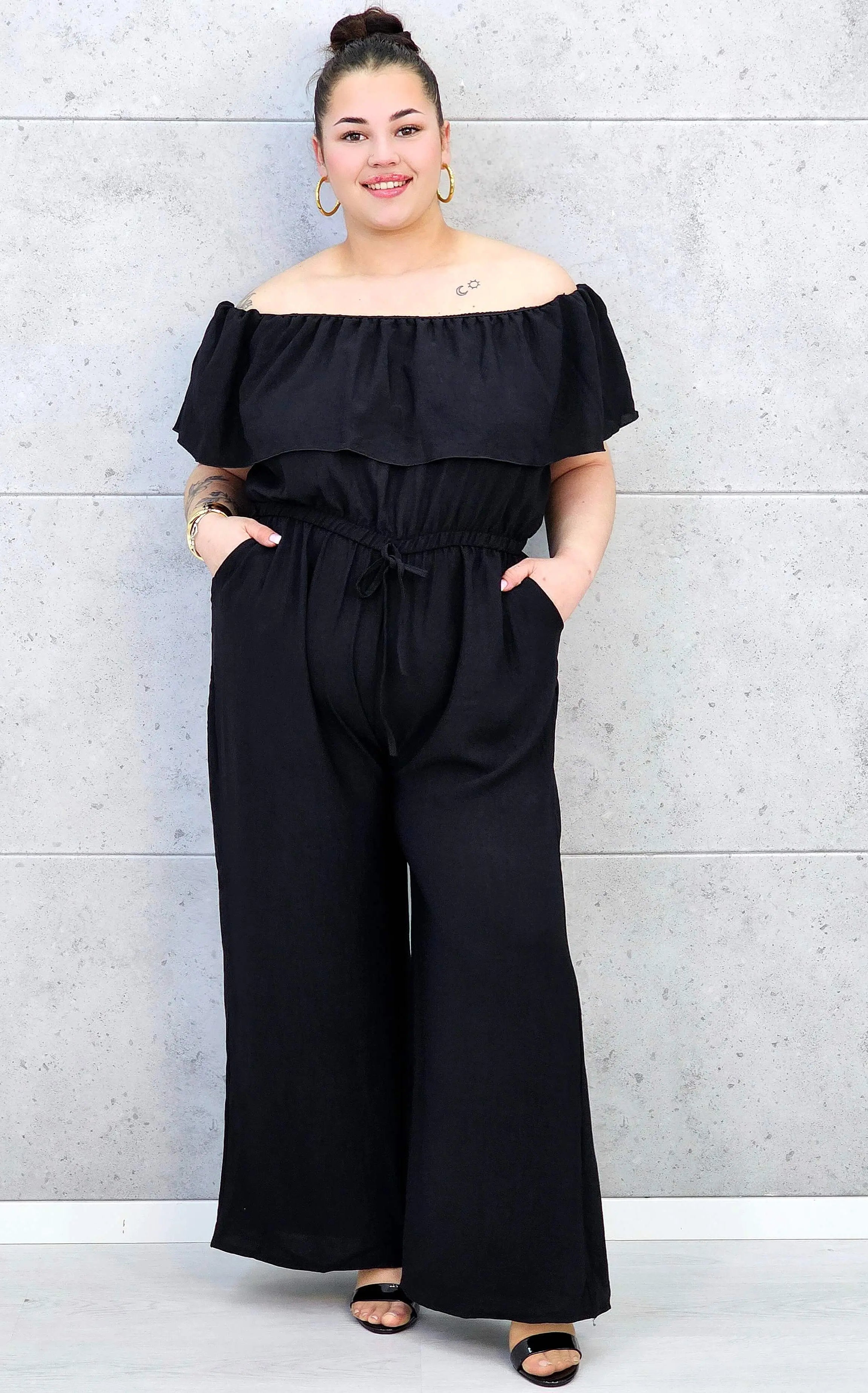 Kombinezon plus size –elegancki kombinezon z odkrytymi ramionami i szerokimi nogawkami Stylowa XL