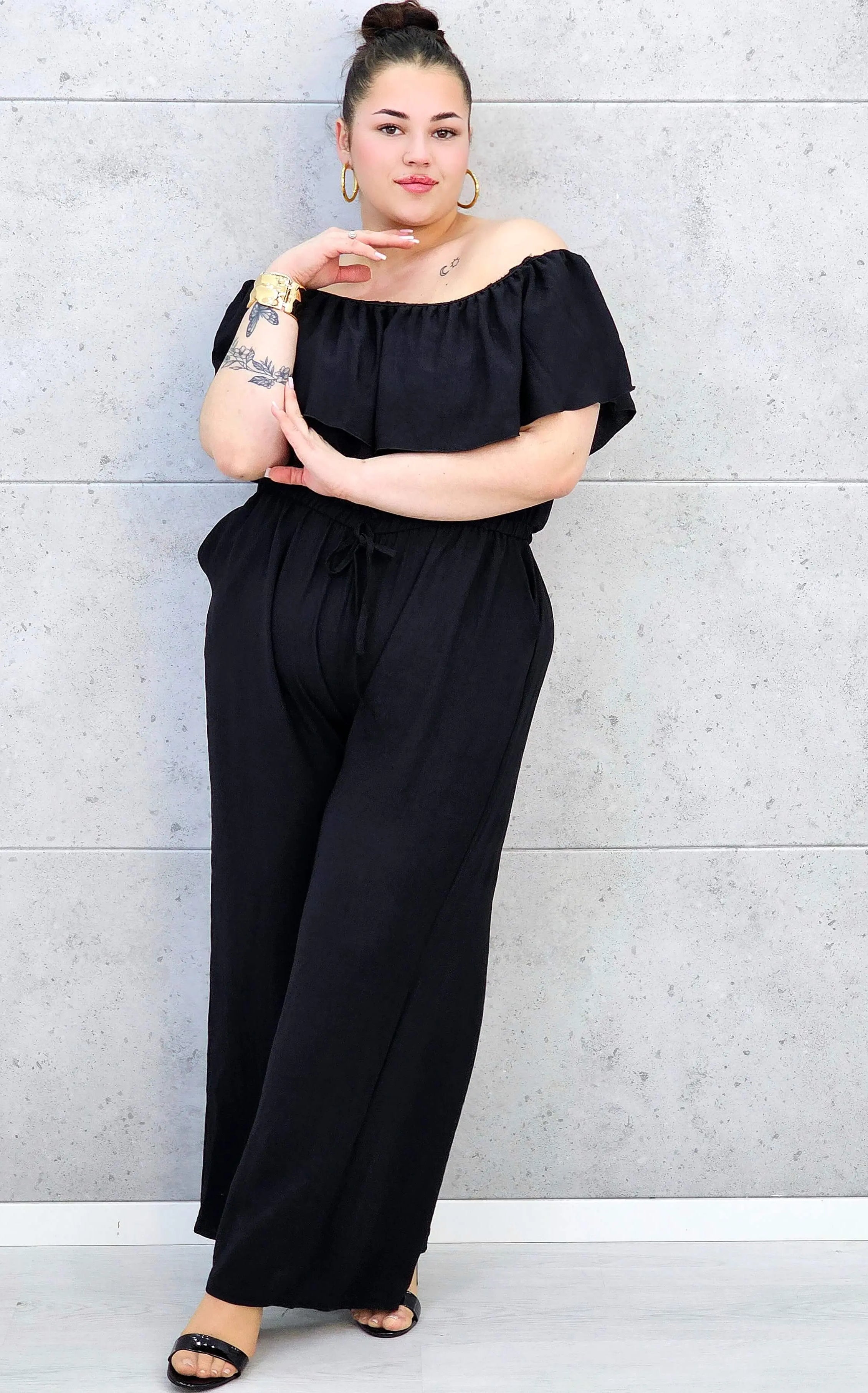 Kombinezon plus size –elegancki kombinezon z odkrytymi ramionami i szerokimi nogawkami Stylowa XL