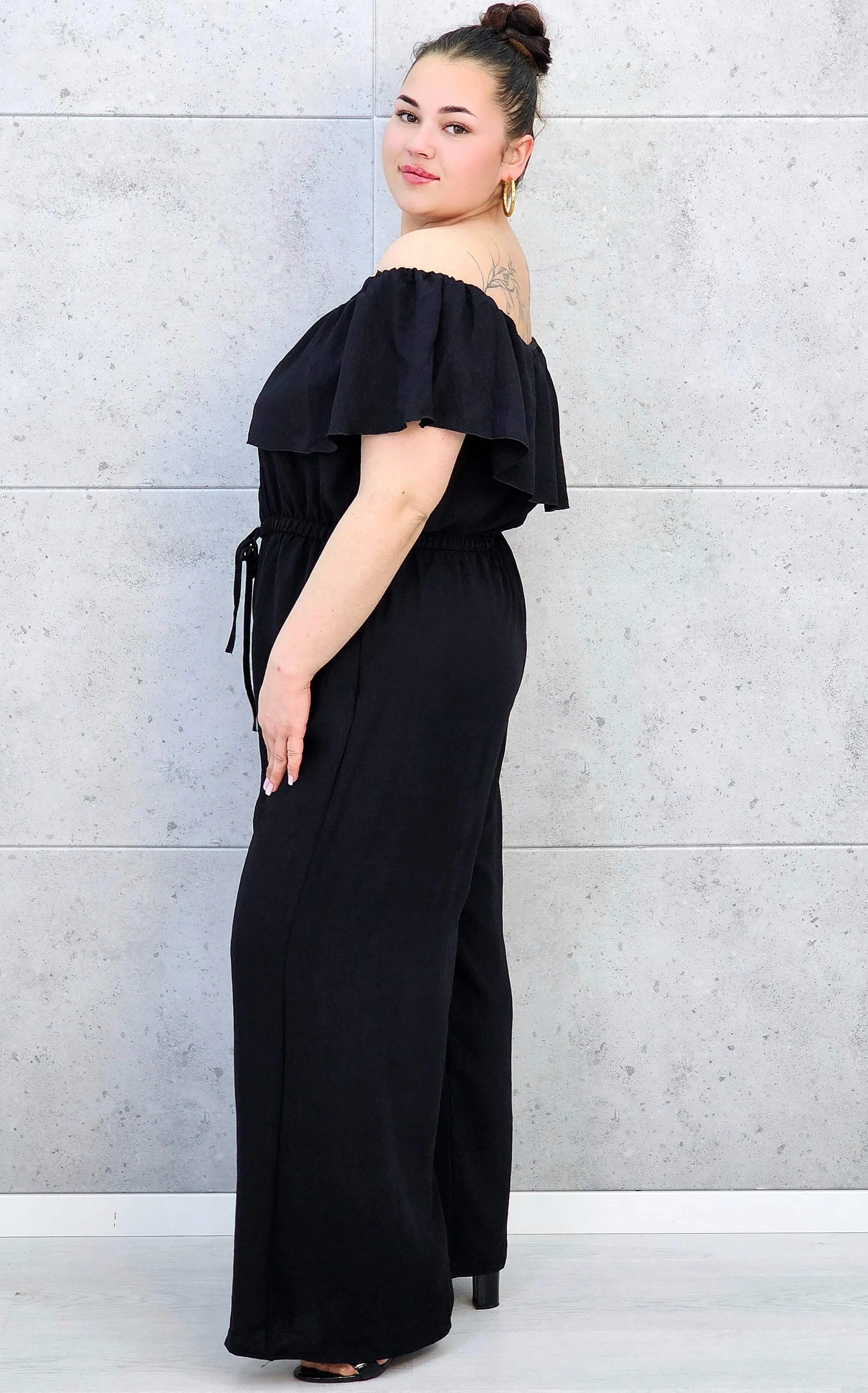 Kombinezon plus size –elegancki kombinezon z odkrytymi ramionami i szerokimi nogawkami Stylowa XL