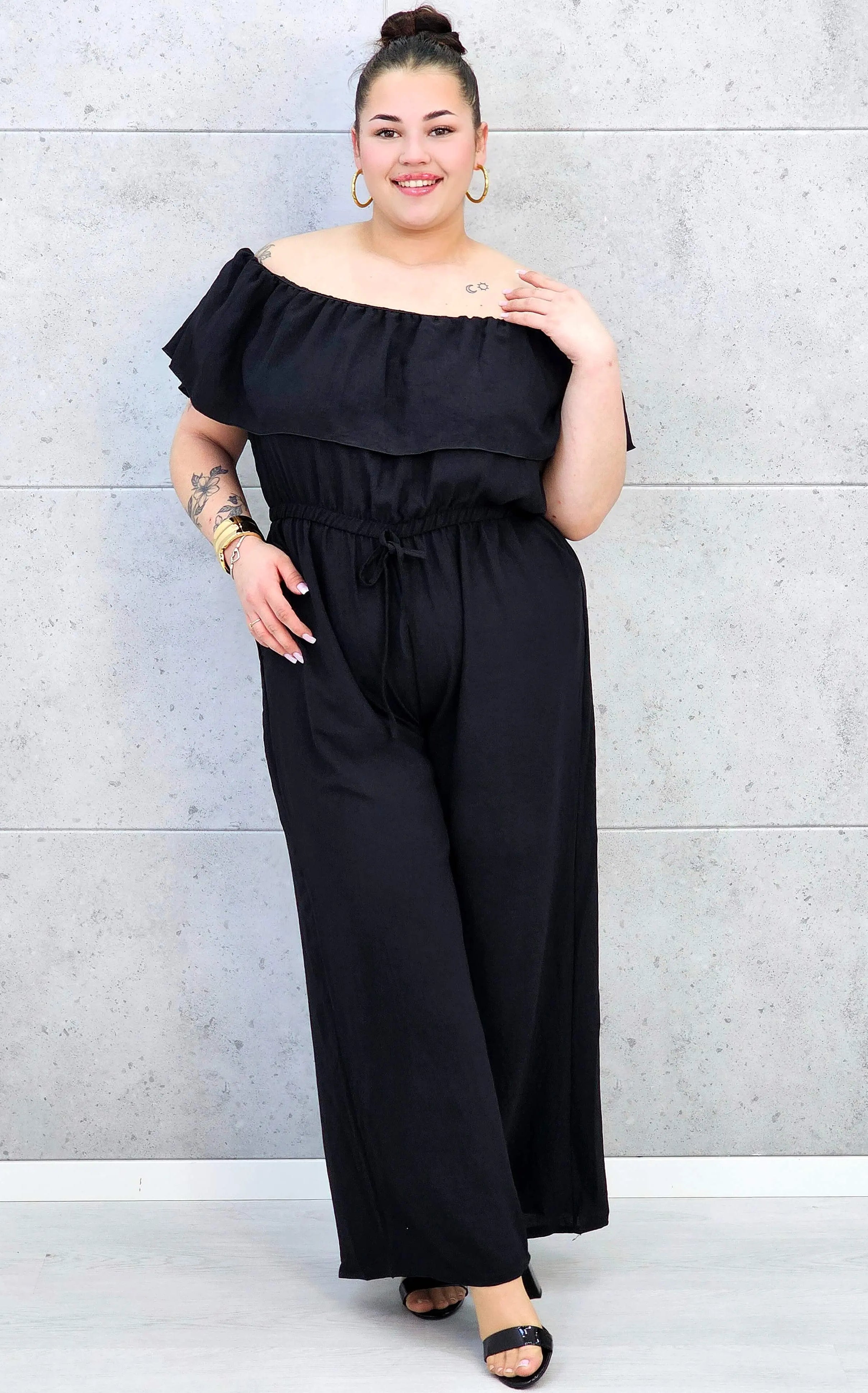 Kombinezon plus size –elegancki kombinezon z odkrytymi ramionami i szerokimi nogawkami Stylowa XL