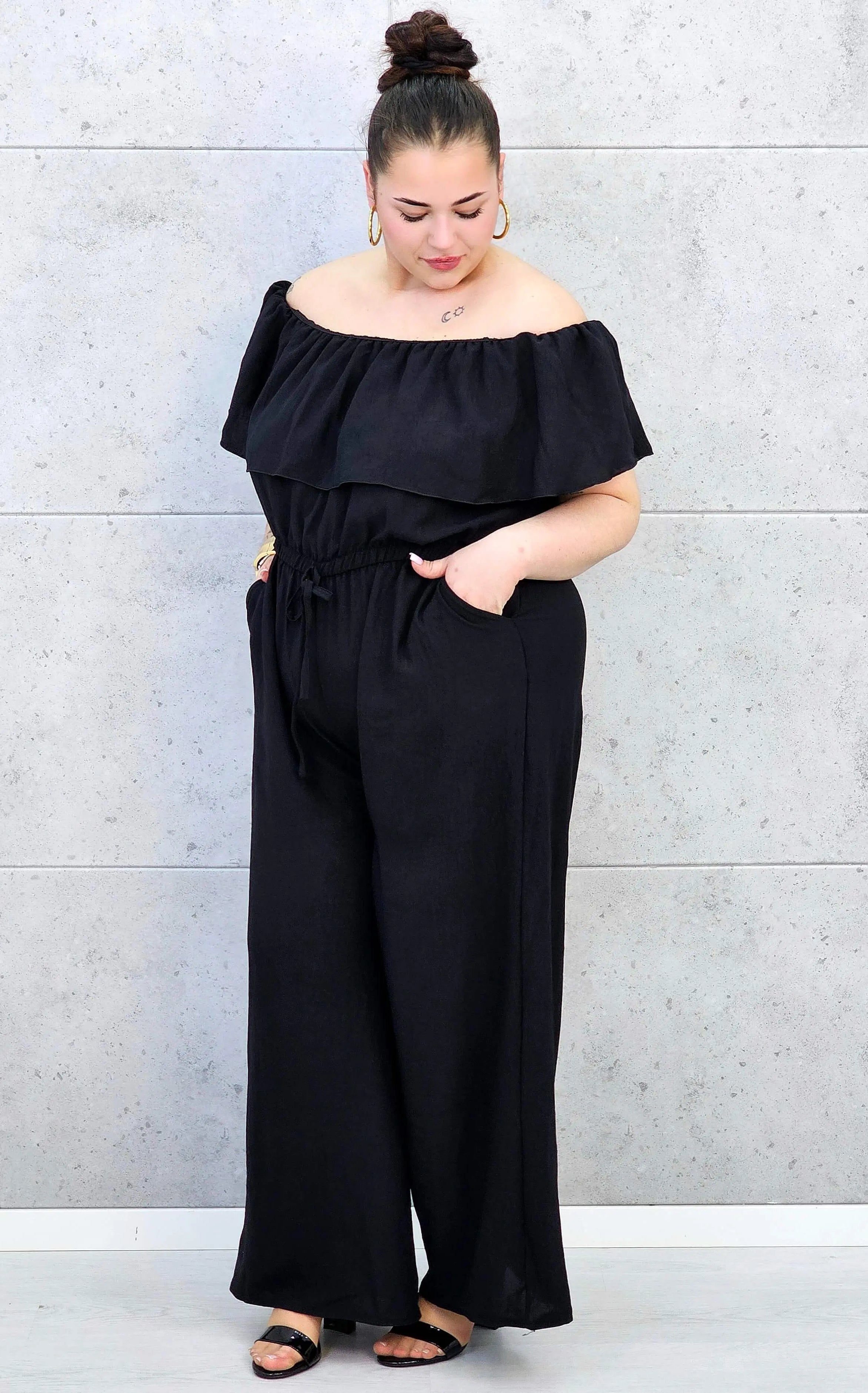 Kombinezon plus size –elegancki kombinezon z odkrytymi ramionami i szerokimi nogawkami Stylowa XL