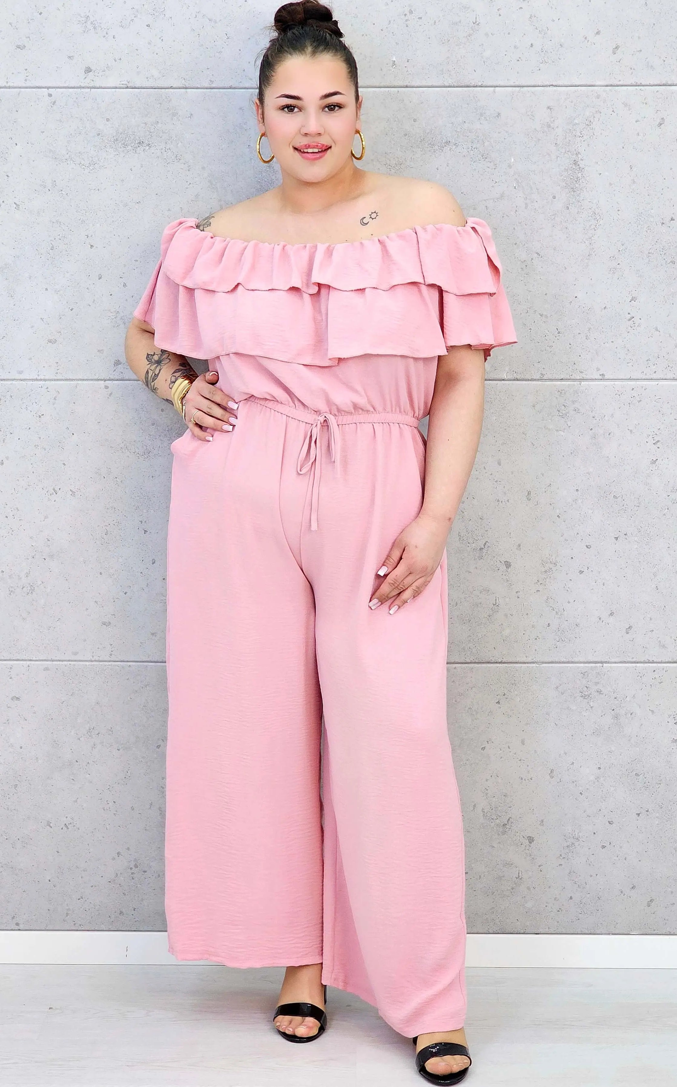Kombinezon plus size –elegancki kombinezon z odkrytymi ramionami i szerokimi nogawkami Stylowa XL
