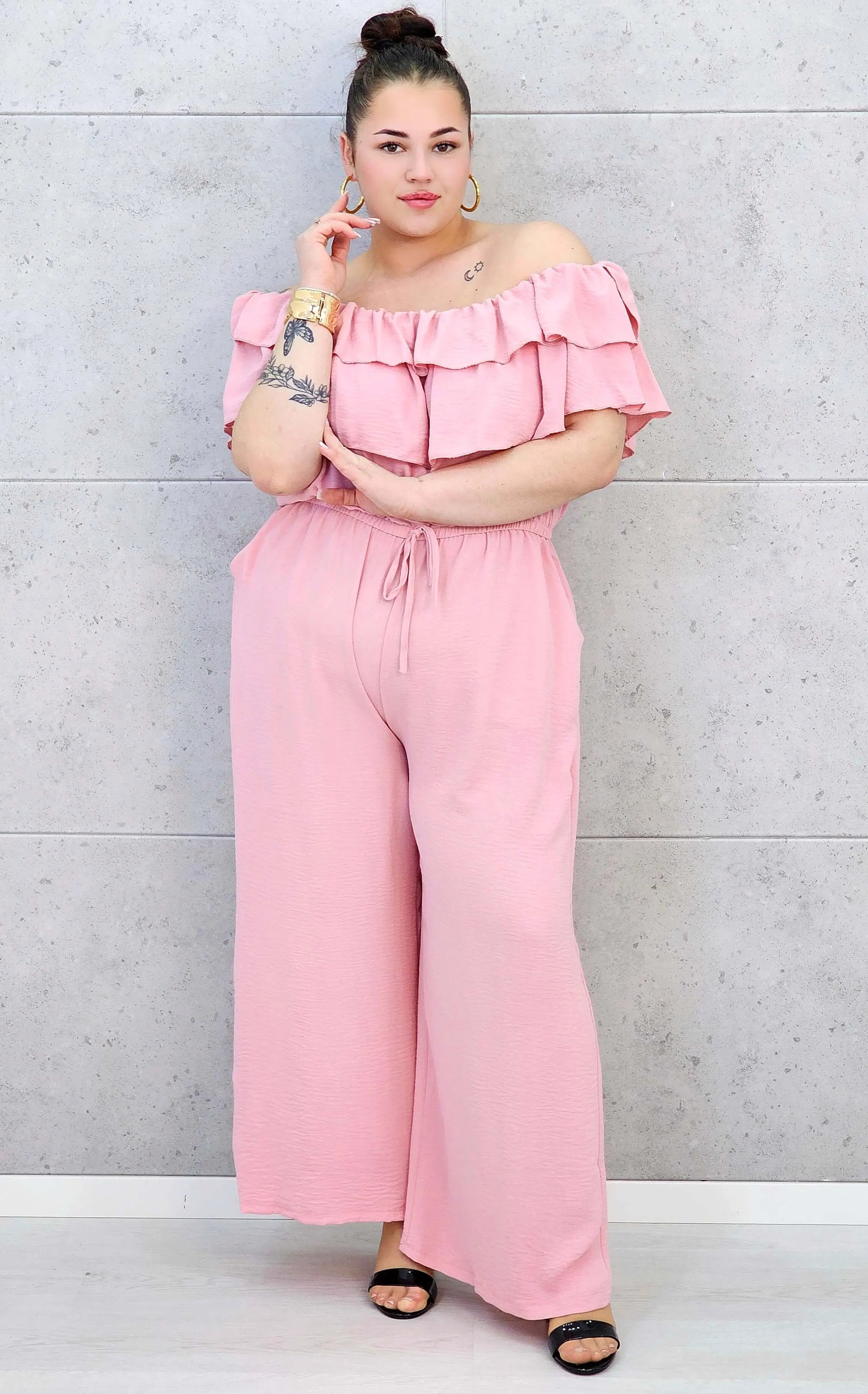 Kombinezon plus size –elegancki kombinezon z odkrytymi ramionami i szerokimi nogawkami Stylowa XL