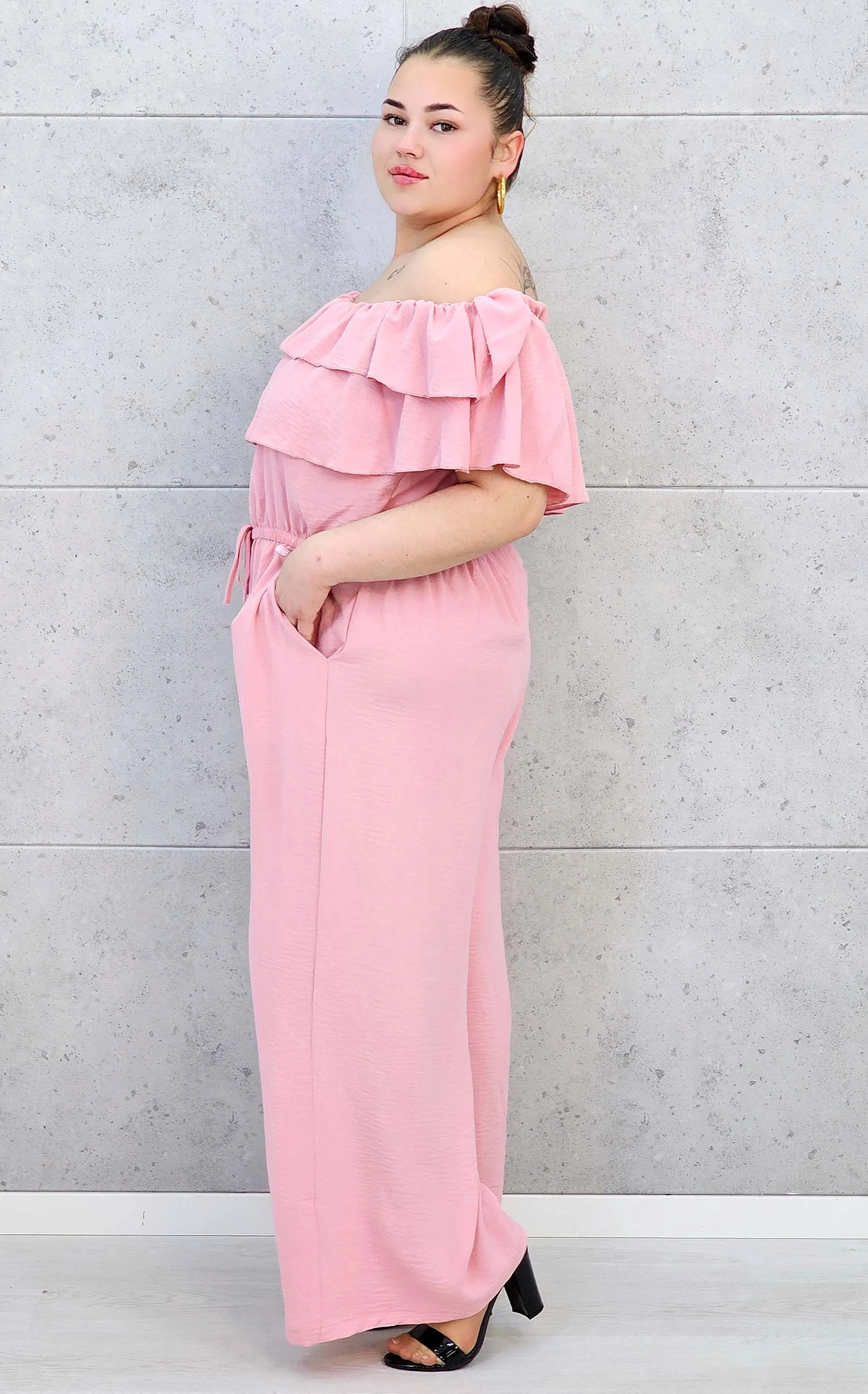 Kombinezon plus size –elegancki kombinezon z odkrytymi ramionami i szerokimi nogawkami Stylowa XL