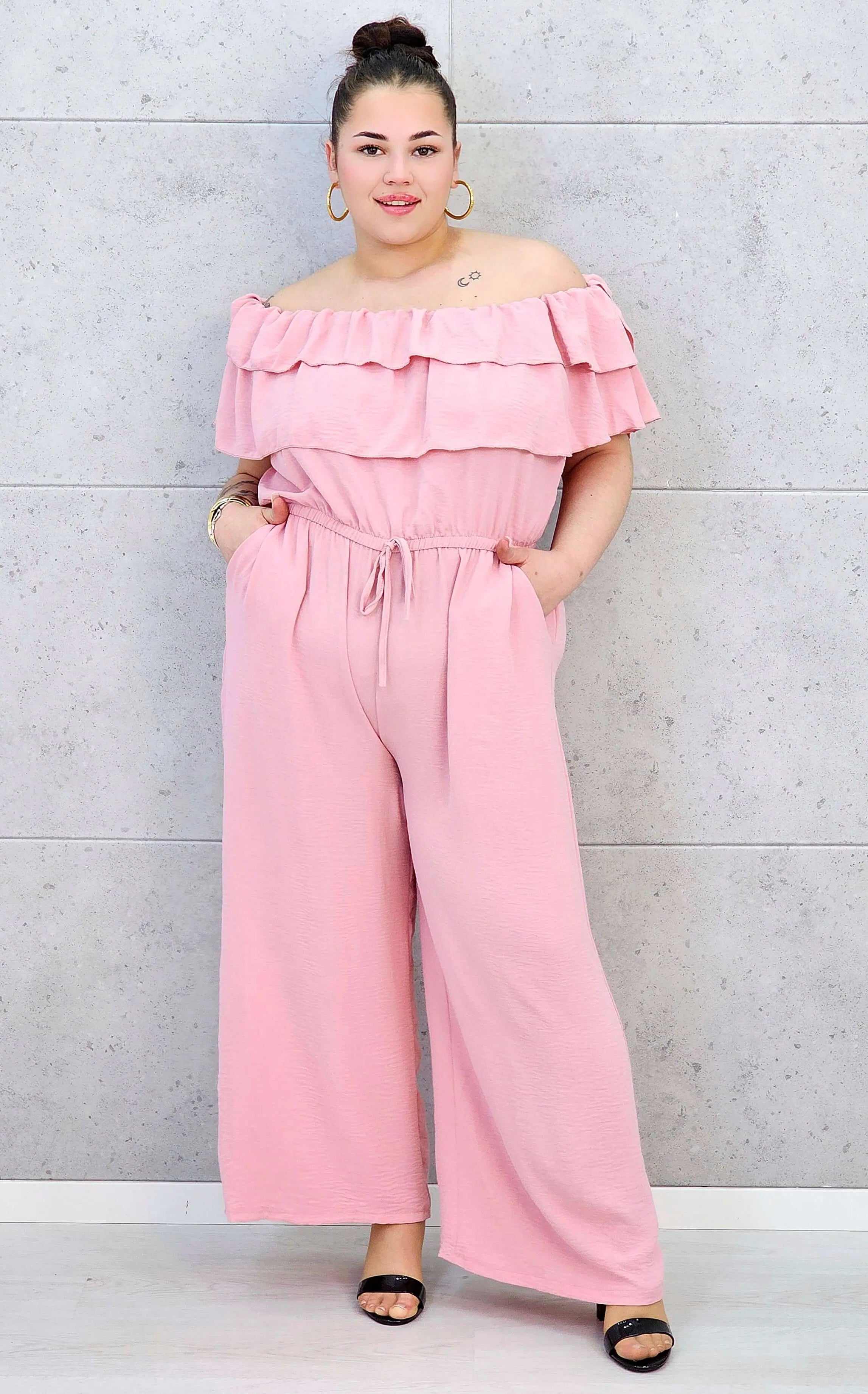 Kombinezon plus size –elegancki kombinezon z odkrytymi ramionami i szerokimi nogawkami Stylowa XL