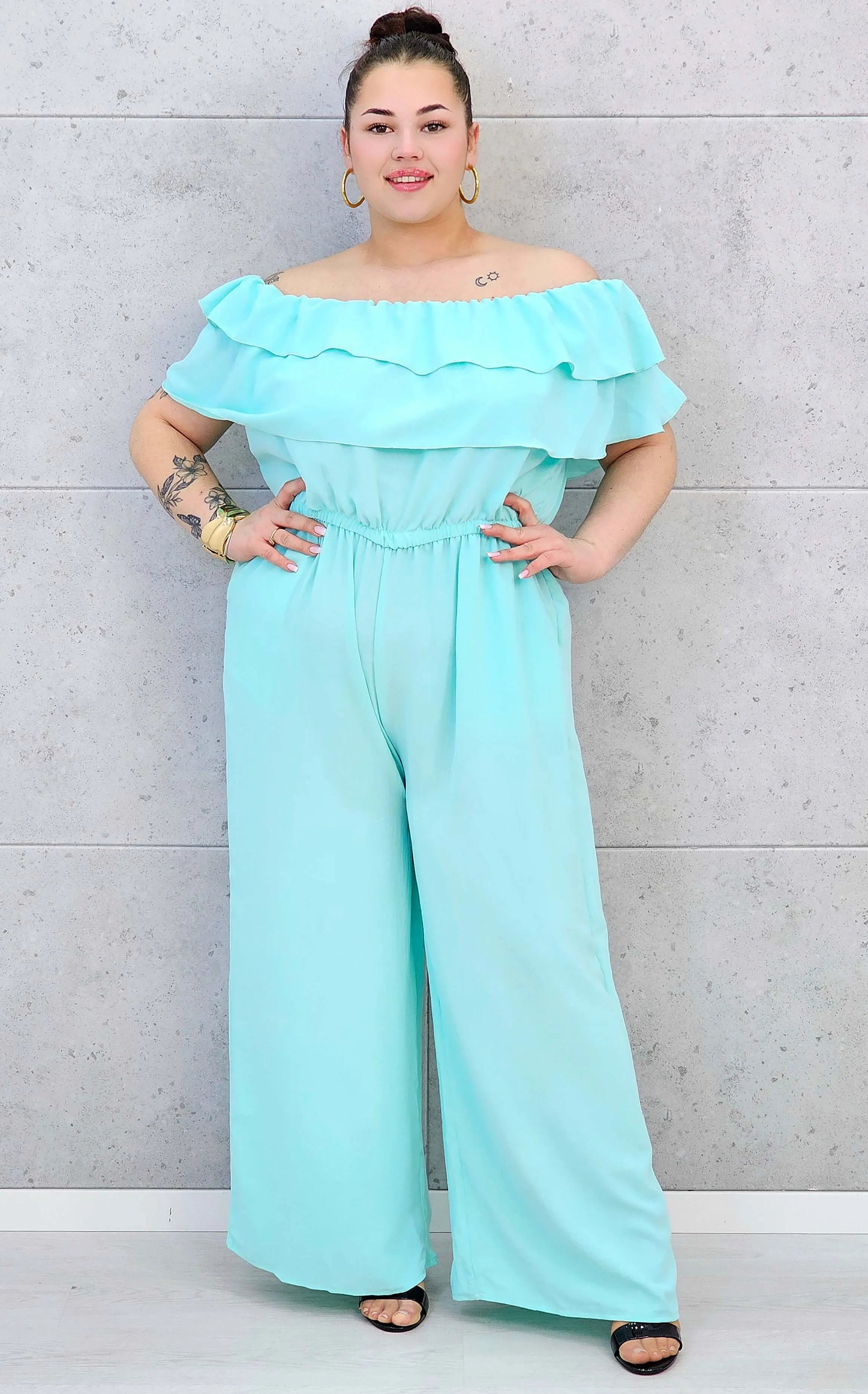 Kombinezon plus size –elegancki kombinezon z odkrytymi ramionami i szerokimi nogawkami Stylowa XL