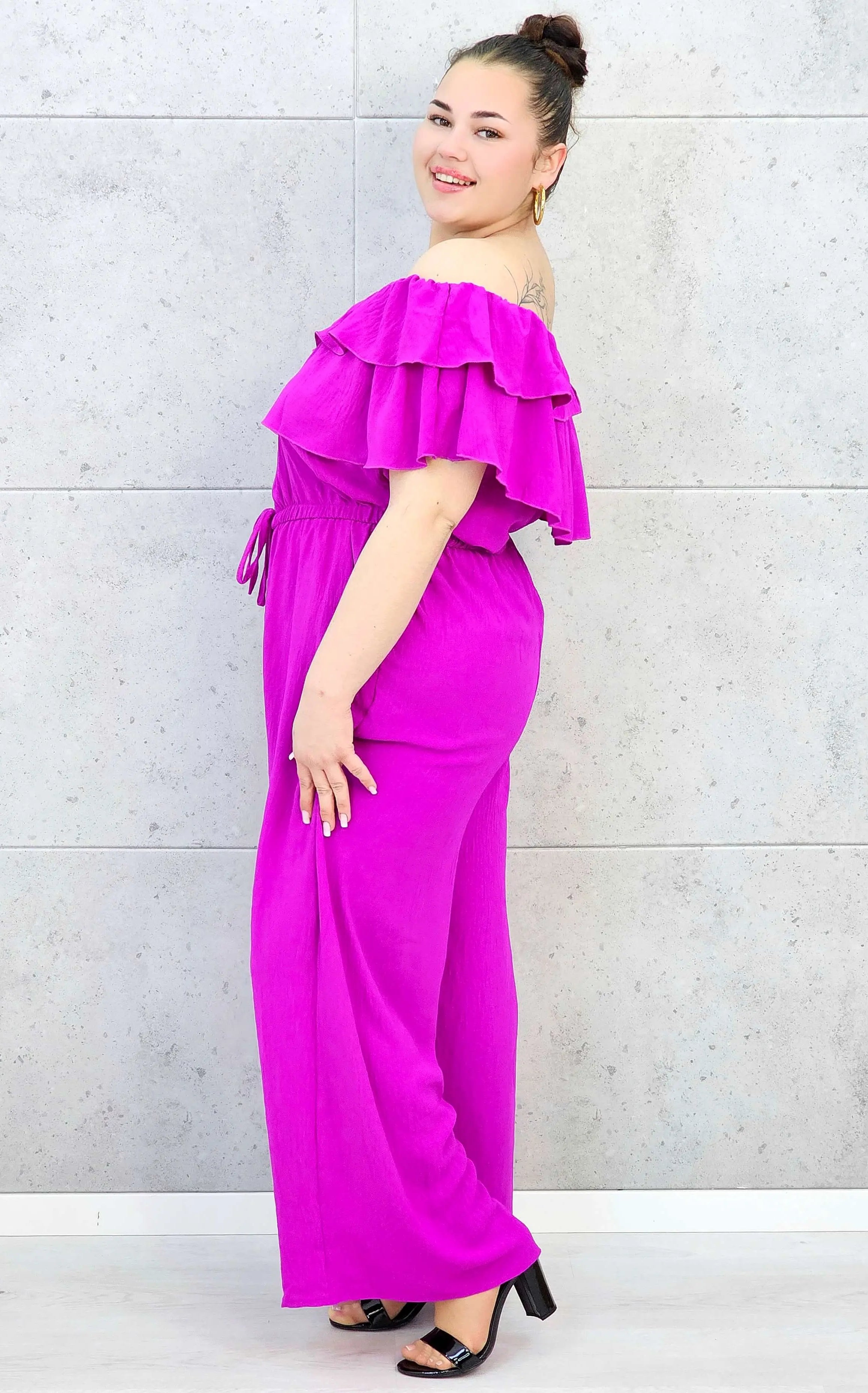 Kombinezon plus size –elegancki kombinezon z odkrytymi ramionami i szerokimi nogawkami Stylowa XL