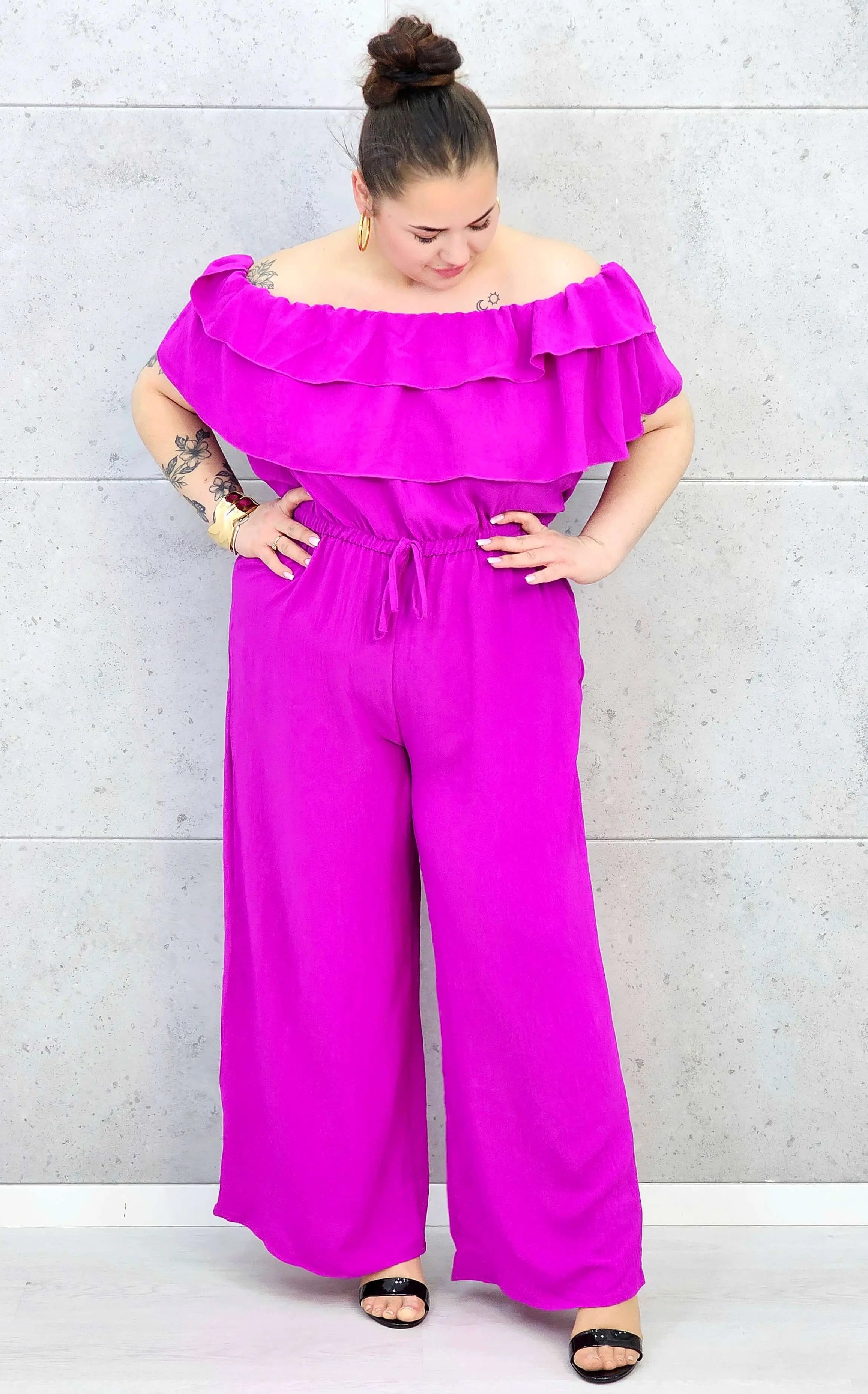 Kombinezon plus size –elegancki kombinezon z odkrytymi ramionami i szerokimi nogawkami Stylowa XL