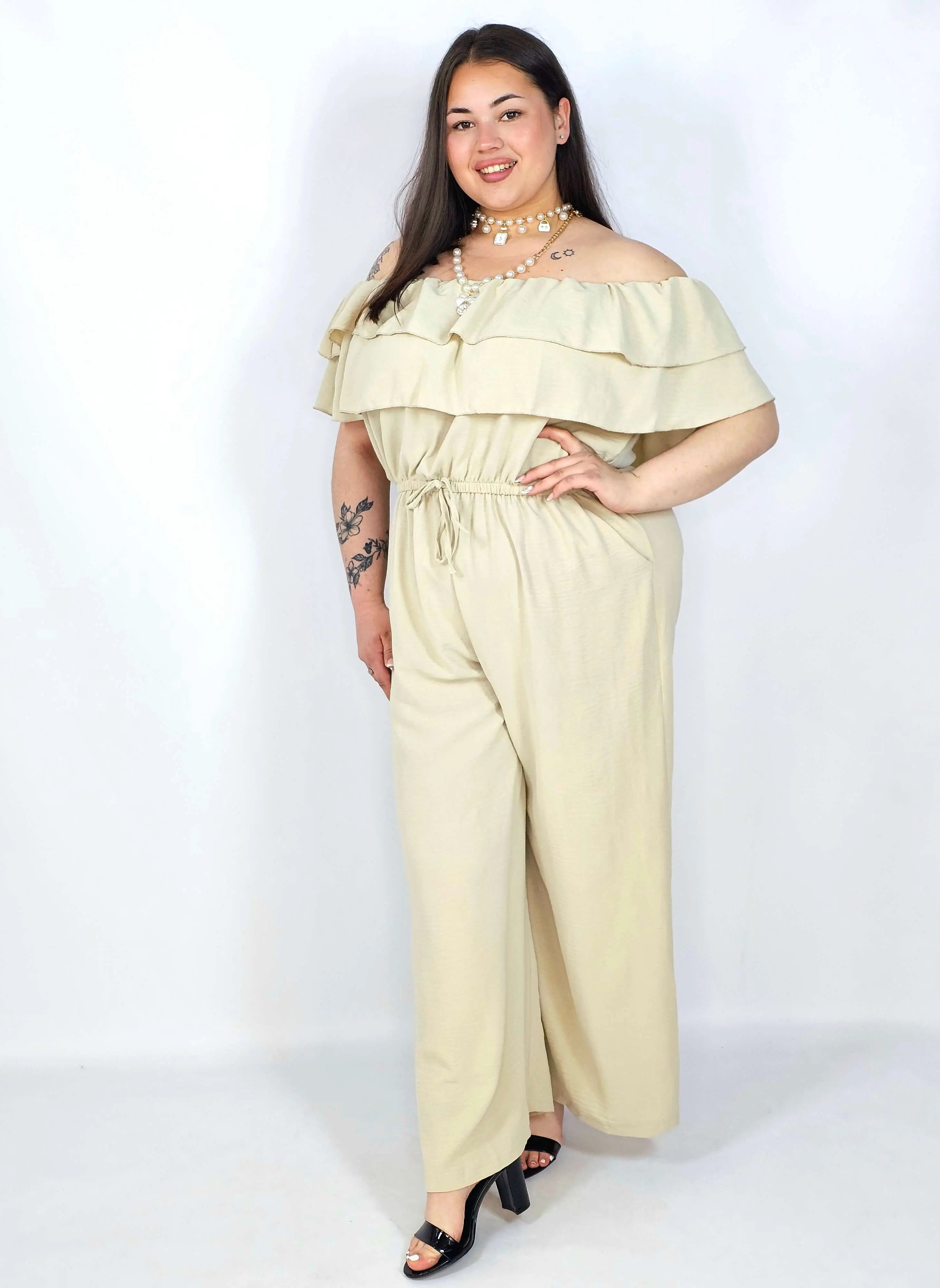Kombinezon plus size –elegancki kombinezon z odkrytymi ramionami i szerokimi nogawkami Stylowa XL