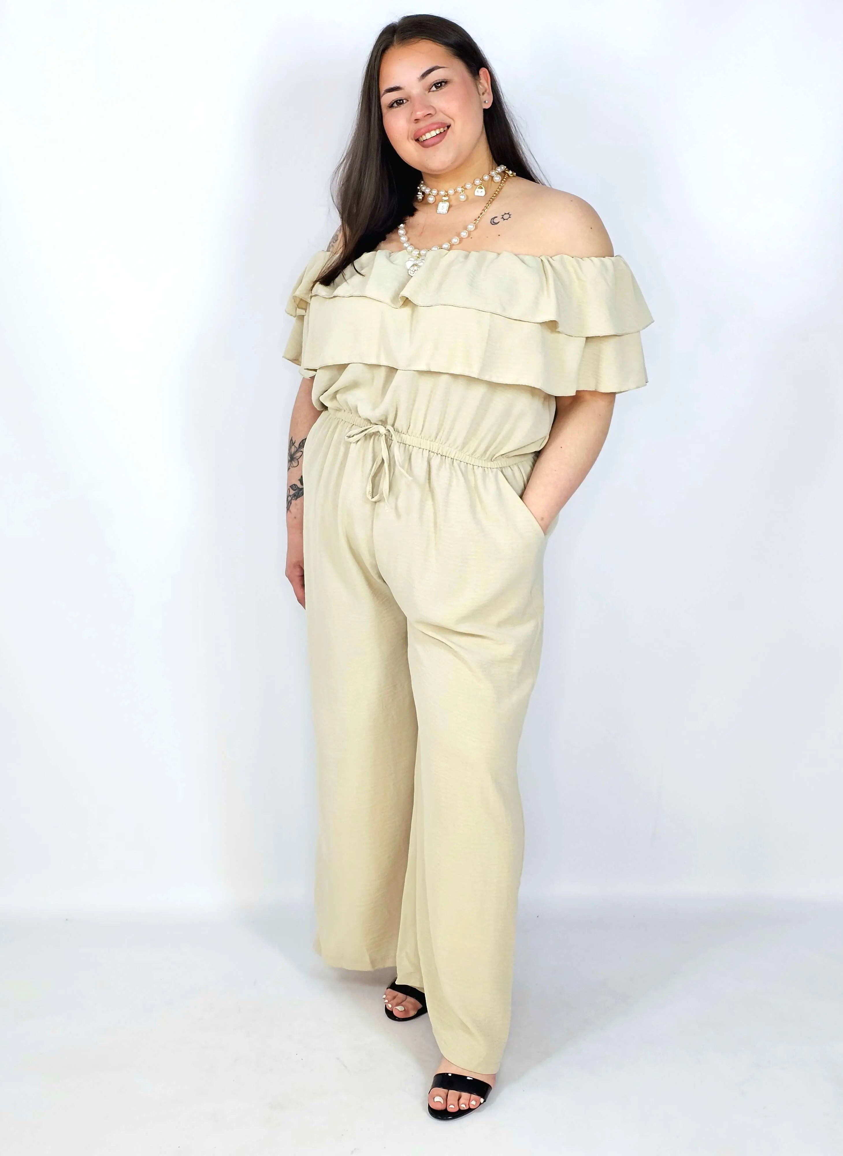 Kombinezon plus size –elegancki kombinezon z odkrytymi ramionami i szerokimi nogawkami Stylowa XL
