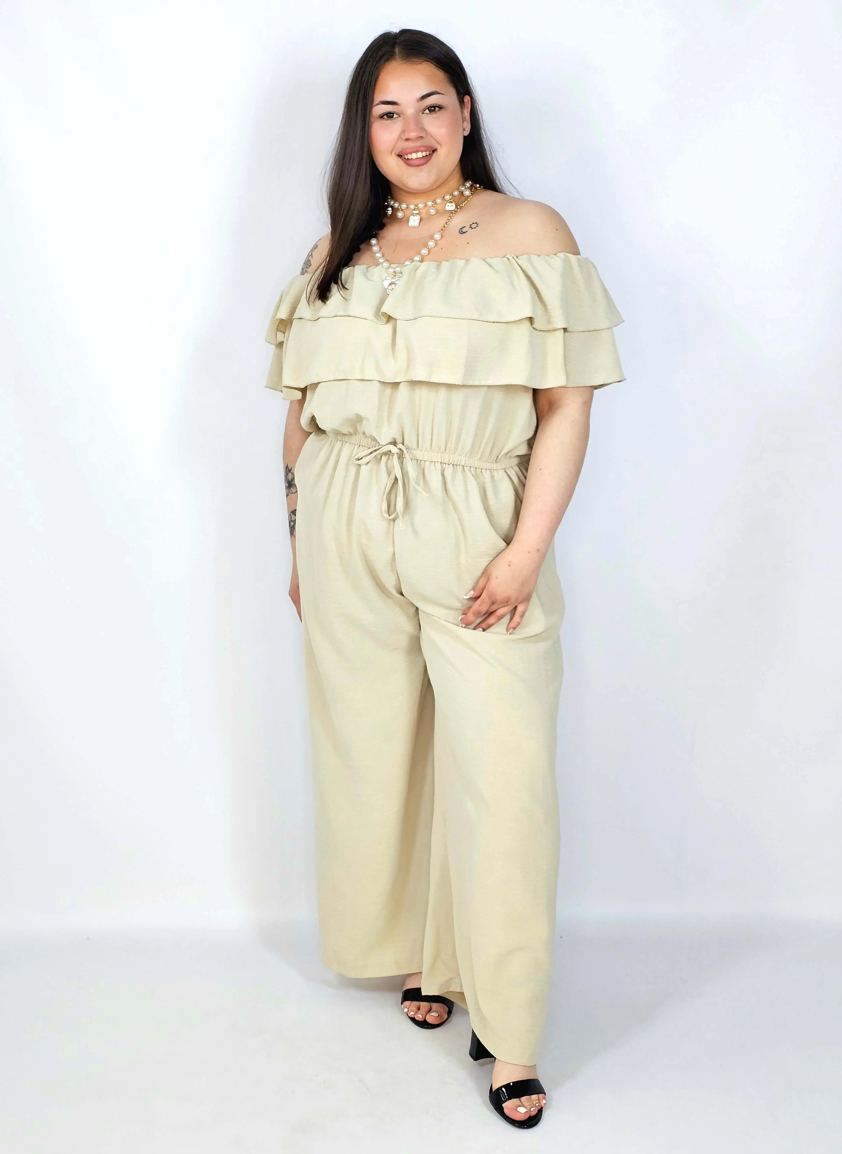 Kombinezon plus size –elegancki kombinezon z odkrytymi ramionami i szerokimi nogawkami Stylowa XL