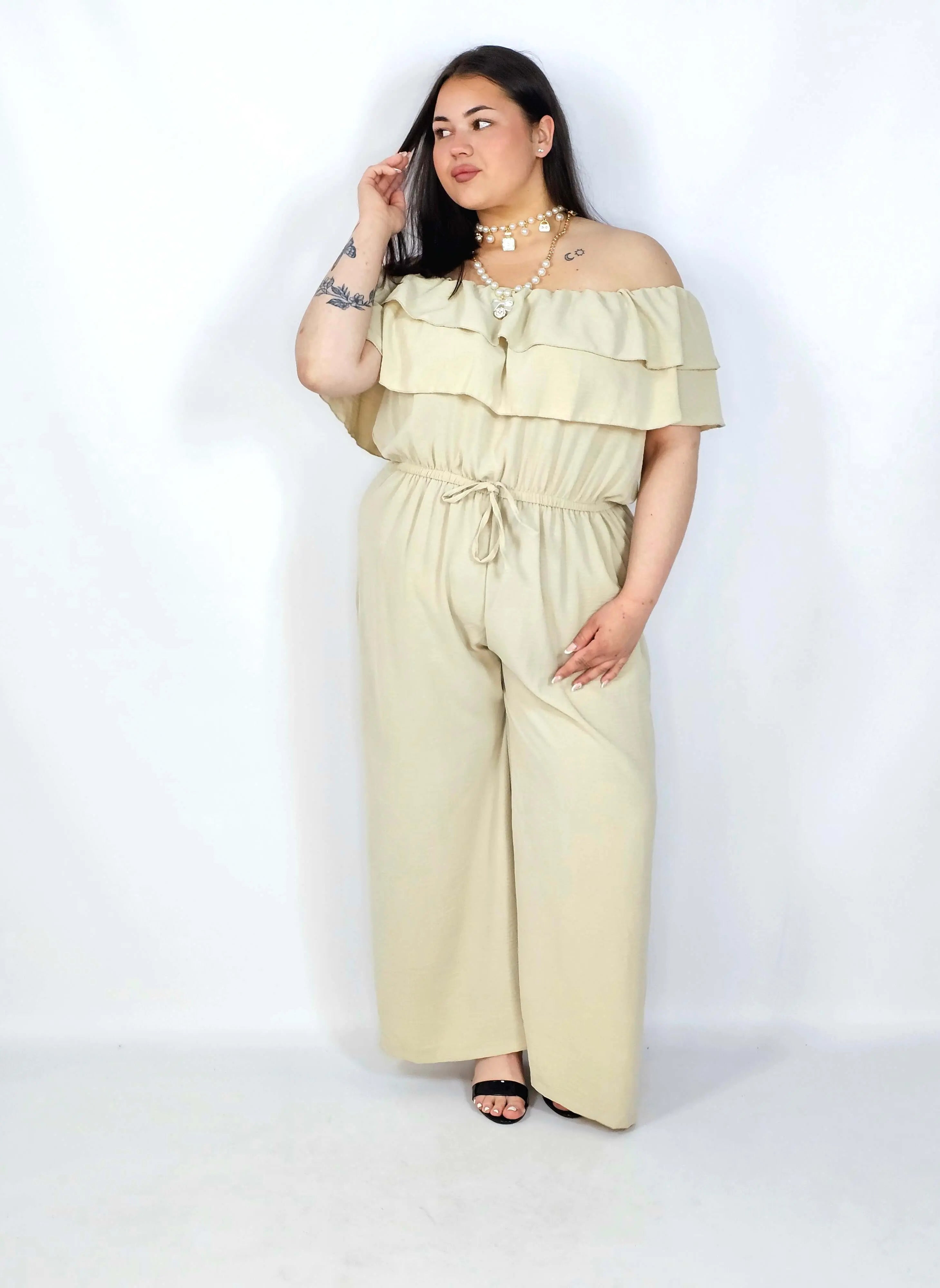 Kombinezon plus size –elegancki kombinezon z odkrytymi ramionami i szerokimi nogawkami Stylowa XL
