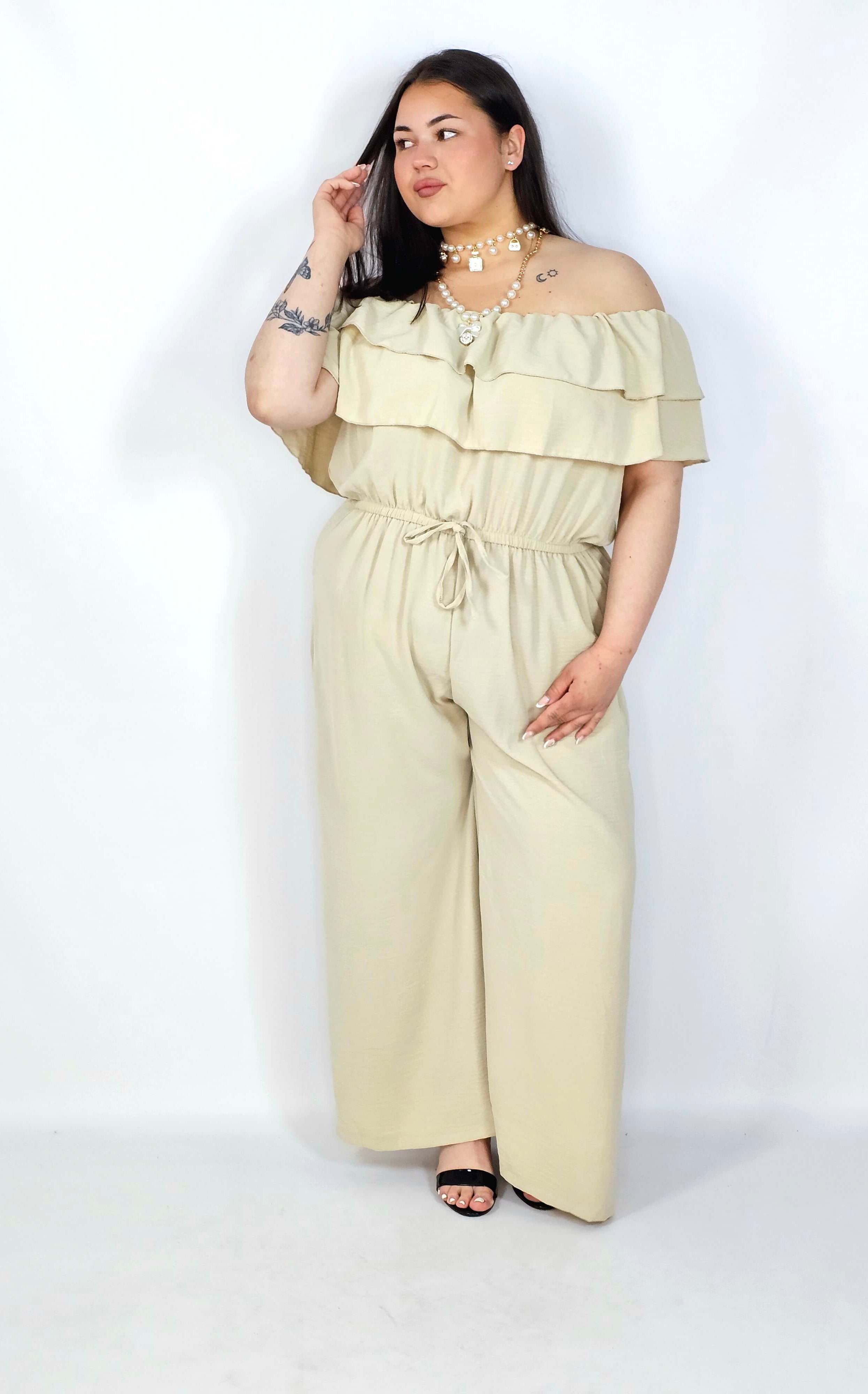 Kombinezon plus size –elegancki kombinezon z odkrytymi ramionami i szerokimi nogawkami Stylowa XL