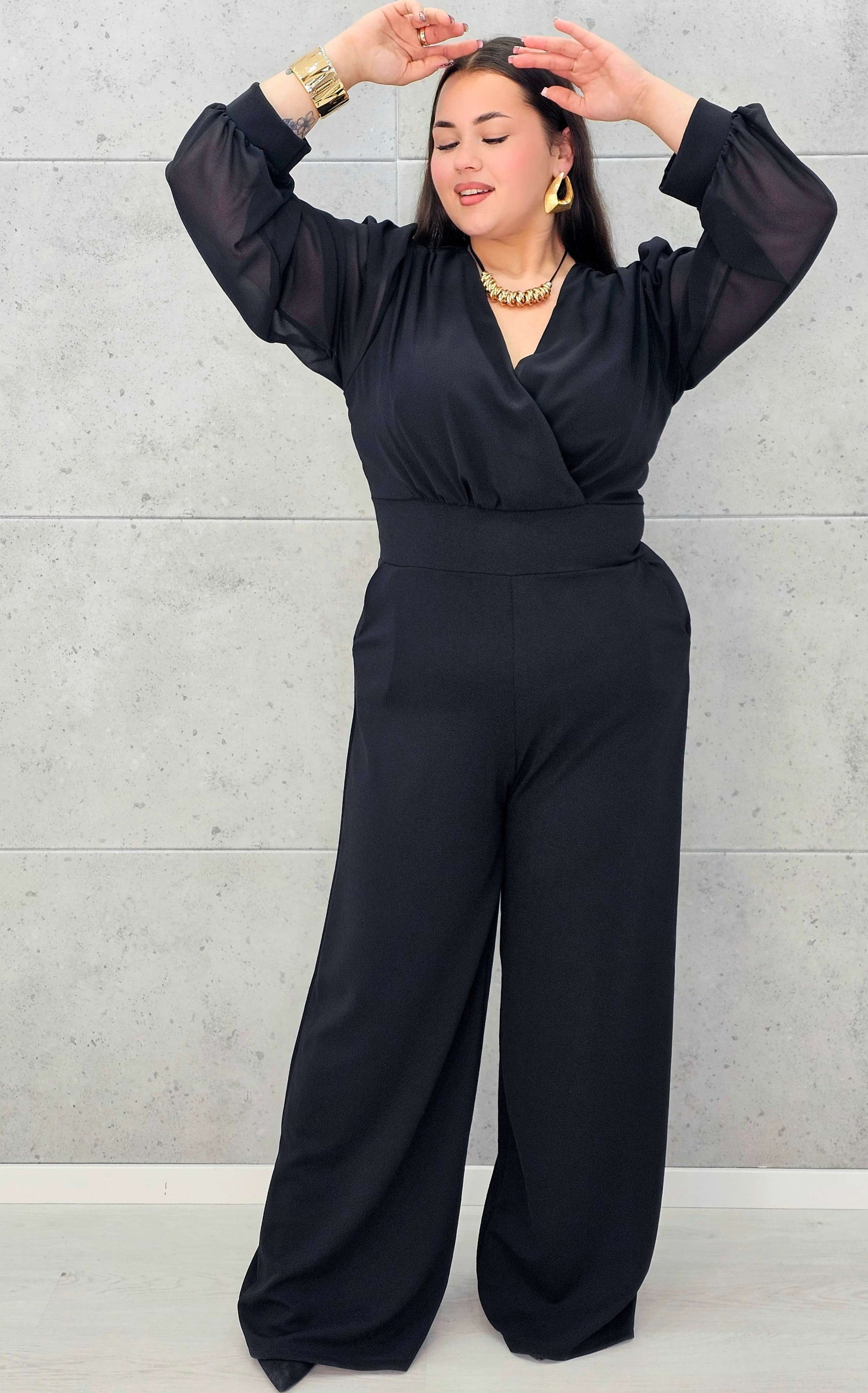 Kombinezon plus size czarny elegancki z kopertowym dekoltem i szeroką nogawką. Stylowa XL