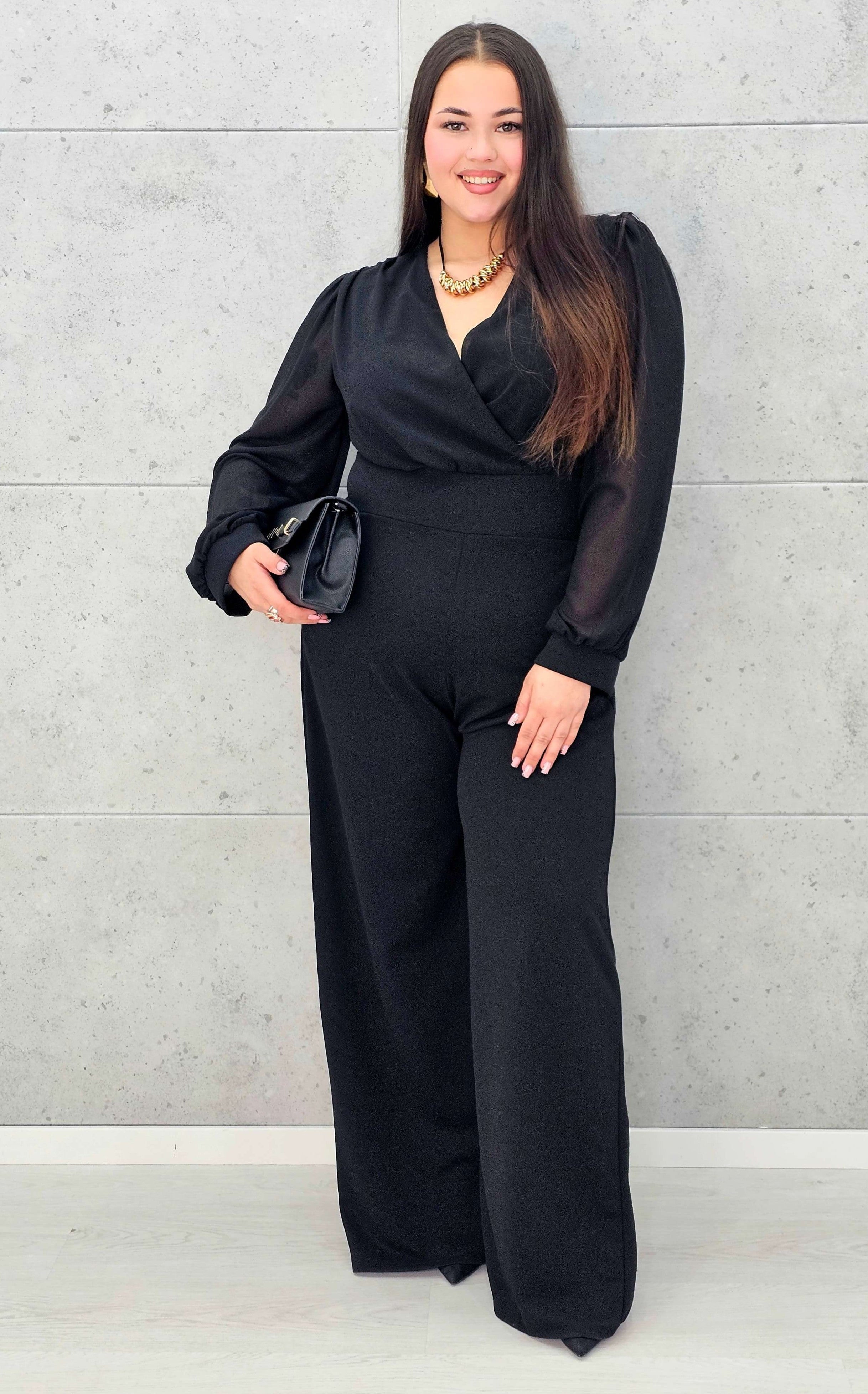 Kombinezon plus size czarny elegancki z kopertowym dekoltem i szeroką nogawką. Stylowa XL