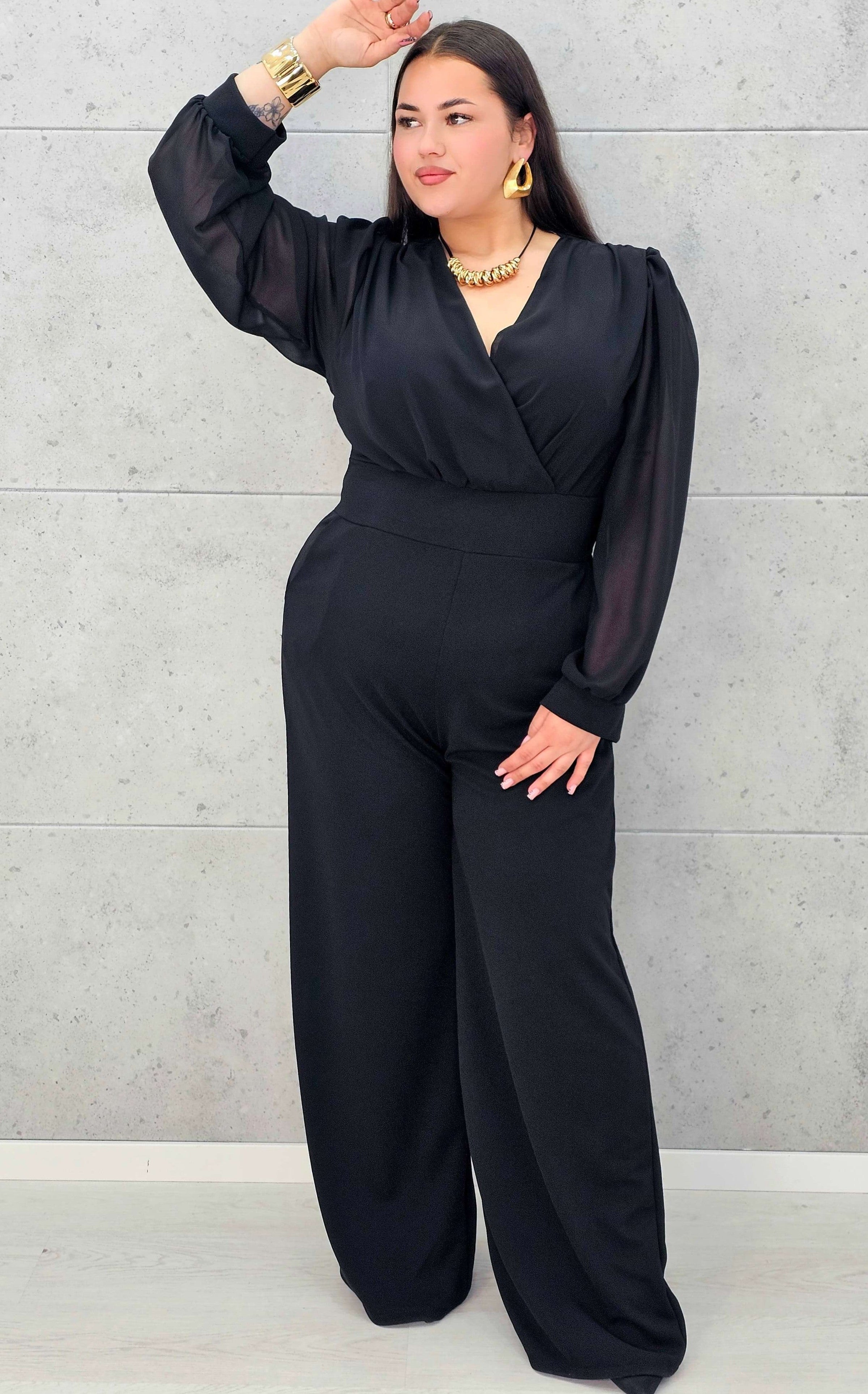 Kombinezon plus size czarny elegancki z kopertowym dekoltem i szeroką nogawką. Stylowa XL