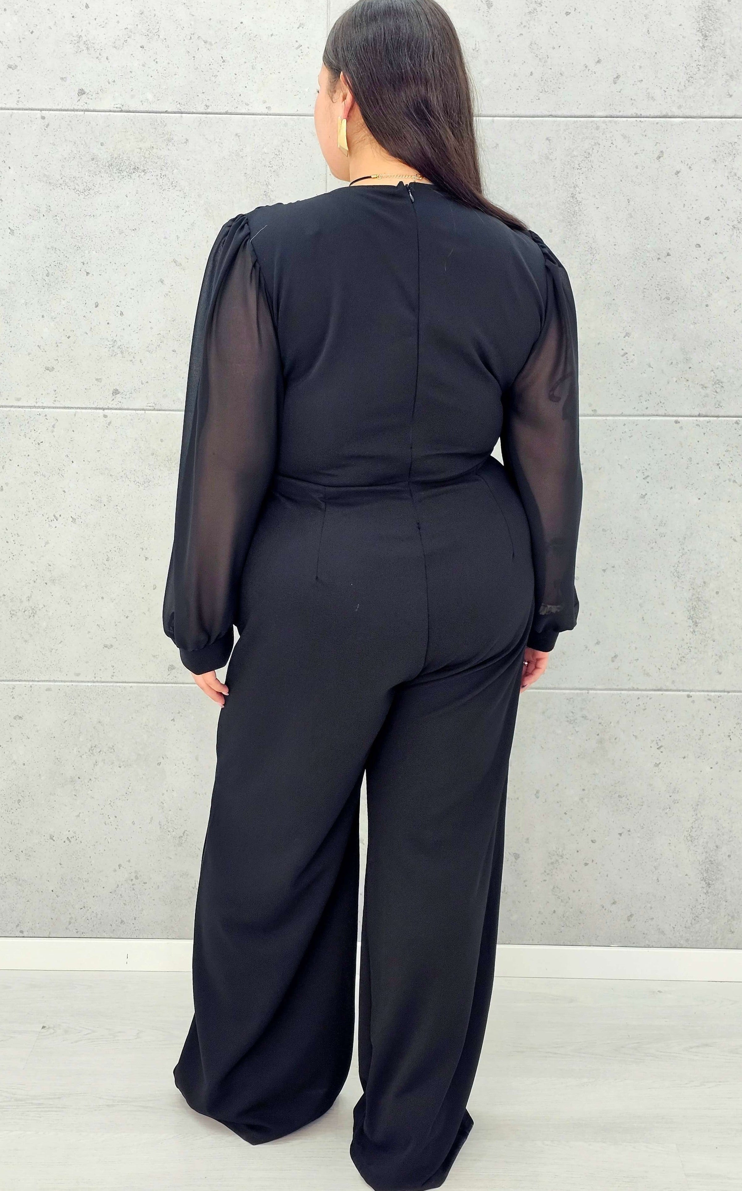 Kombinezon plus size czarny elegancki z kopertowym dekoltem i szeroką nogawką. Stylowa XL