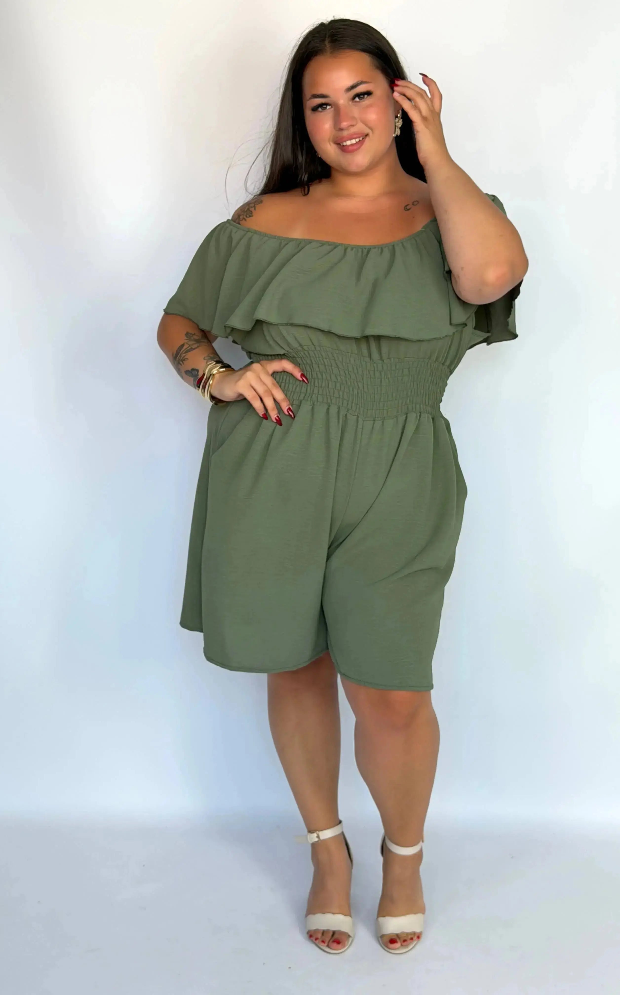 Kombinezon plus size damski – elegancki kombinezon XXL z falbaną Stylowa XL