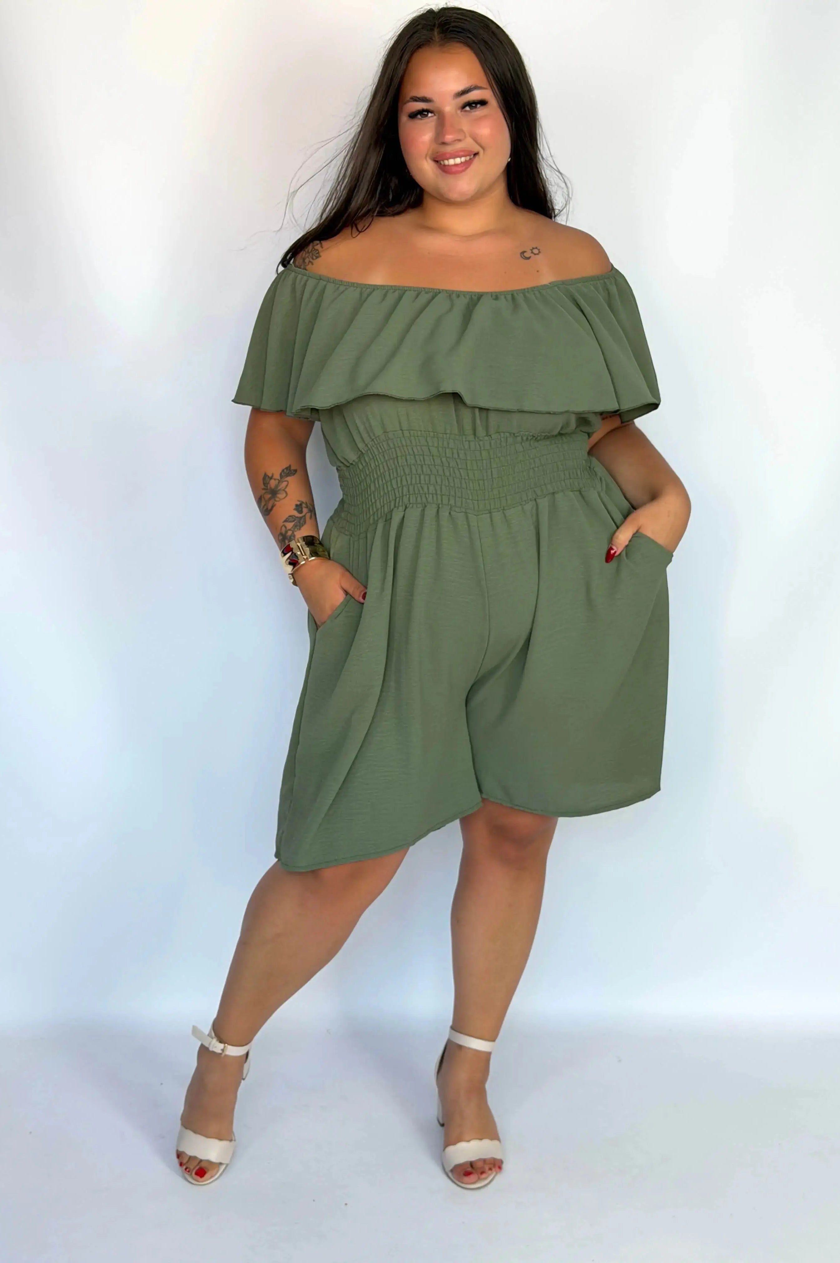 Kombinezon plus size damski – elegancki kombinezon XXL z falbaną Stylowa XL