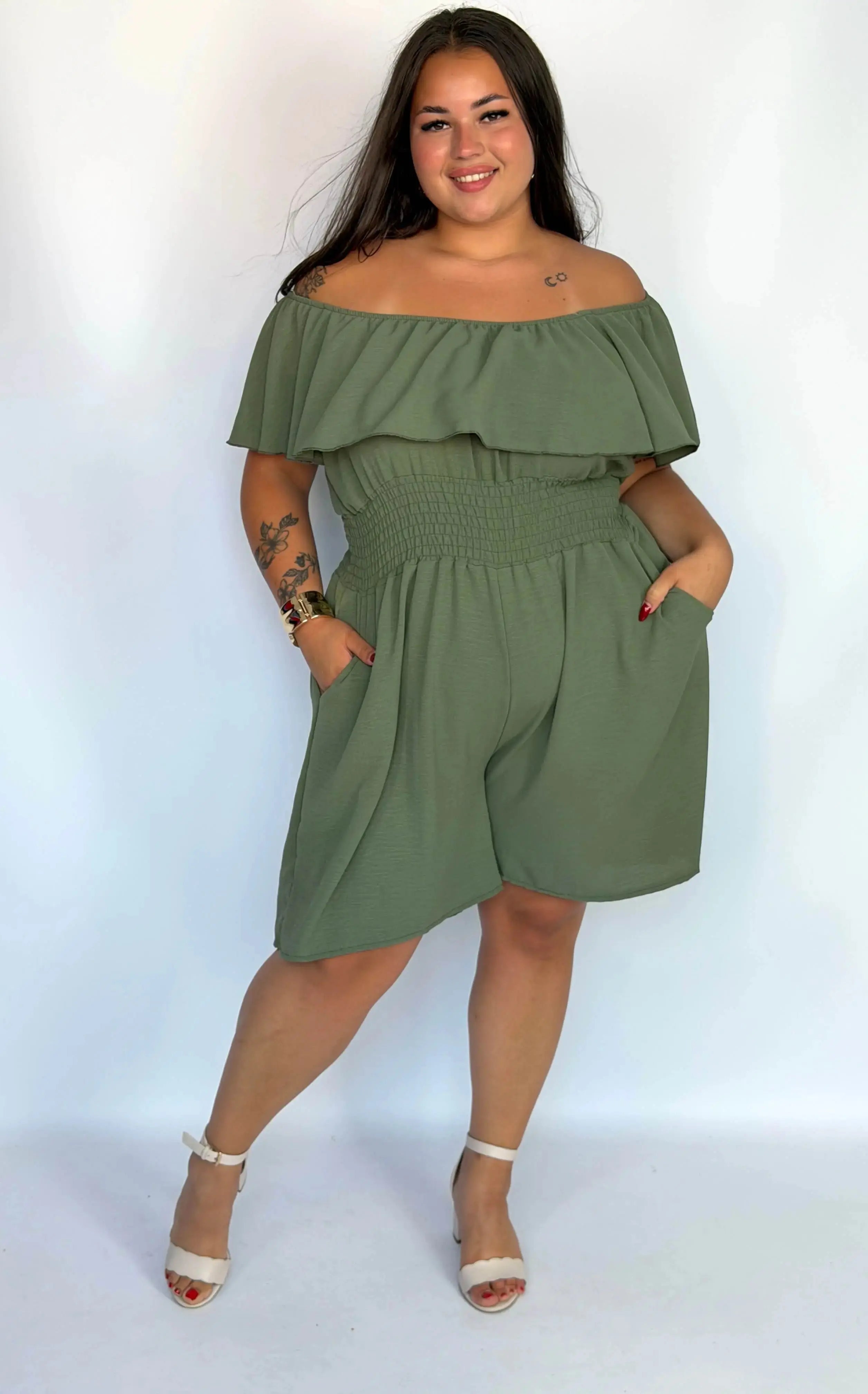 Kombinezon plus size damski – elegancki kombinezon XXL z falbaną Stylowa XL