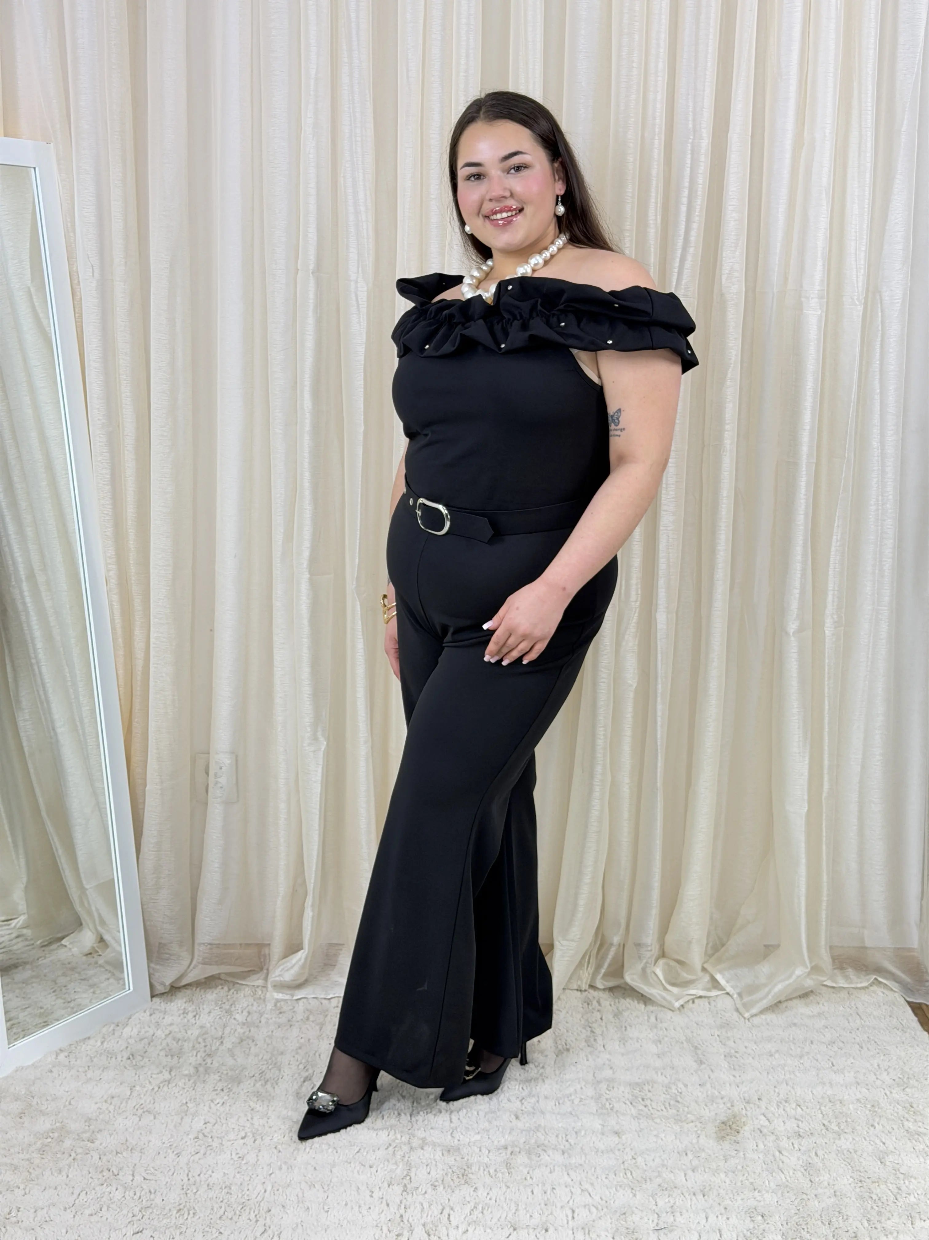 Kombinezon plus size w czerni – ponadczasowa elegancja Stylowa XL
