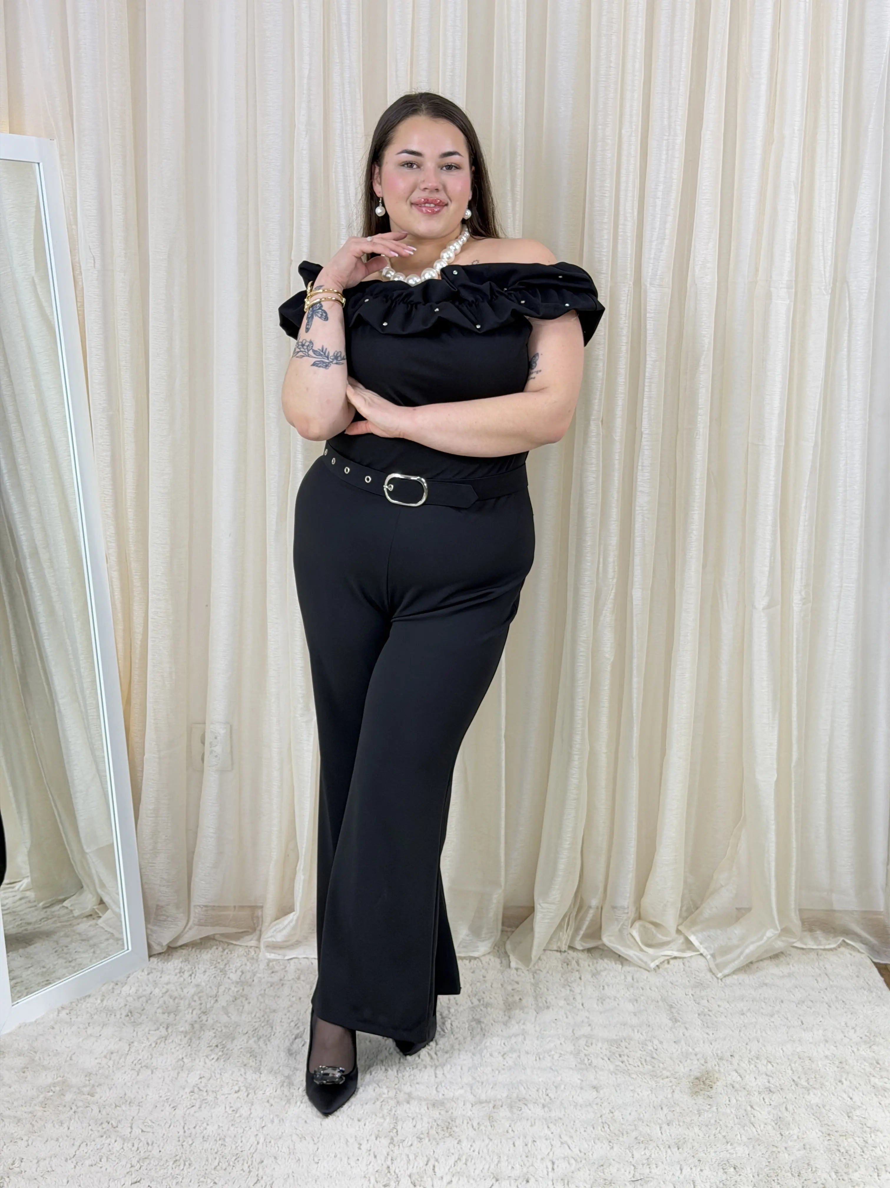 Kombinezon plus size w czerni – ponadczasowa elegancja Stylowa XL