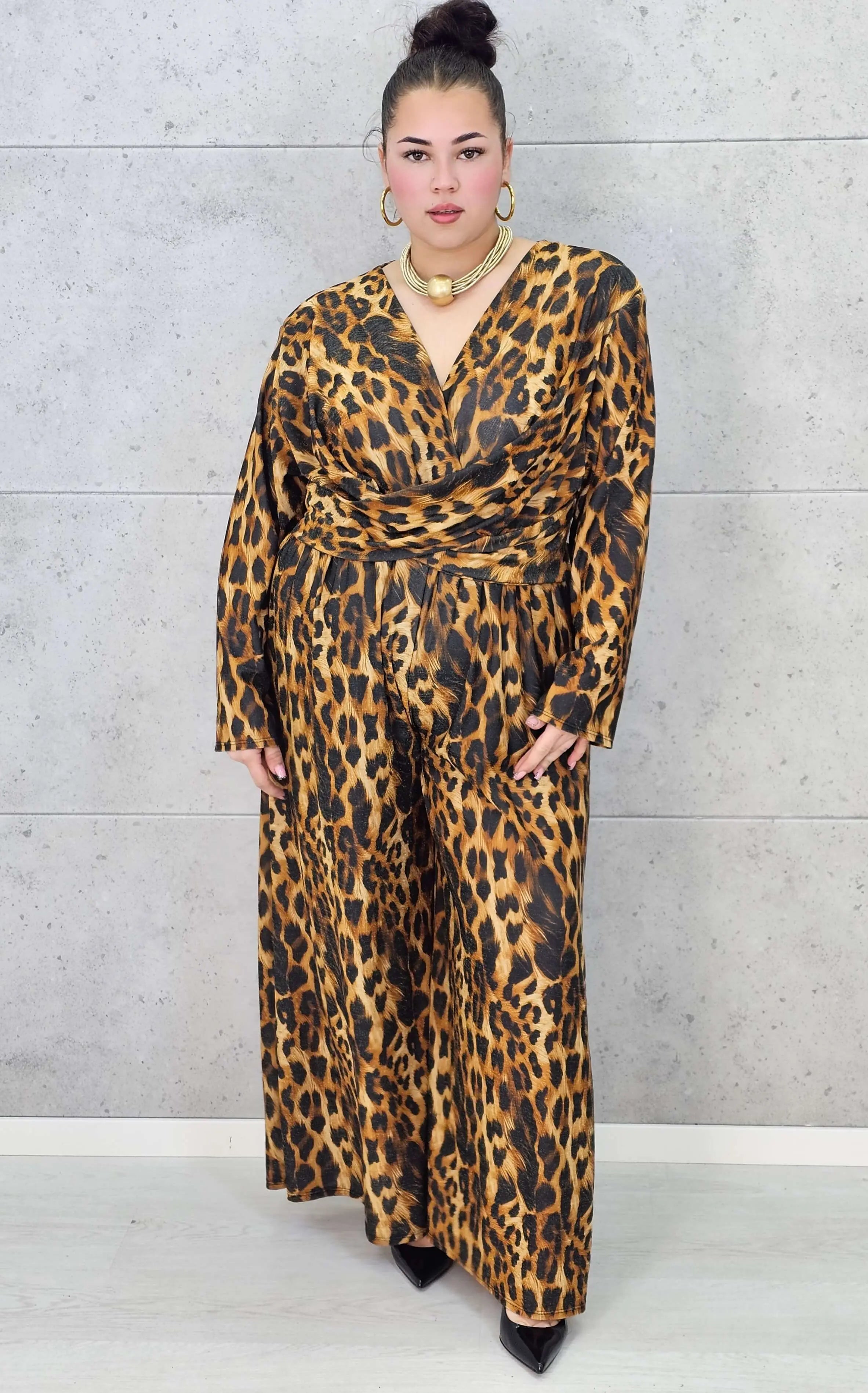 Kombinezon plus size w panterkę – modny kombinezon XXL z kopertową górą Stylowa XL