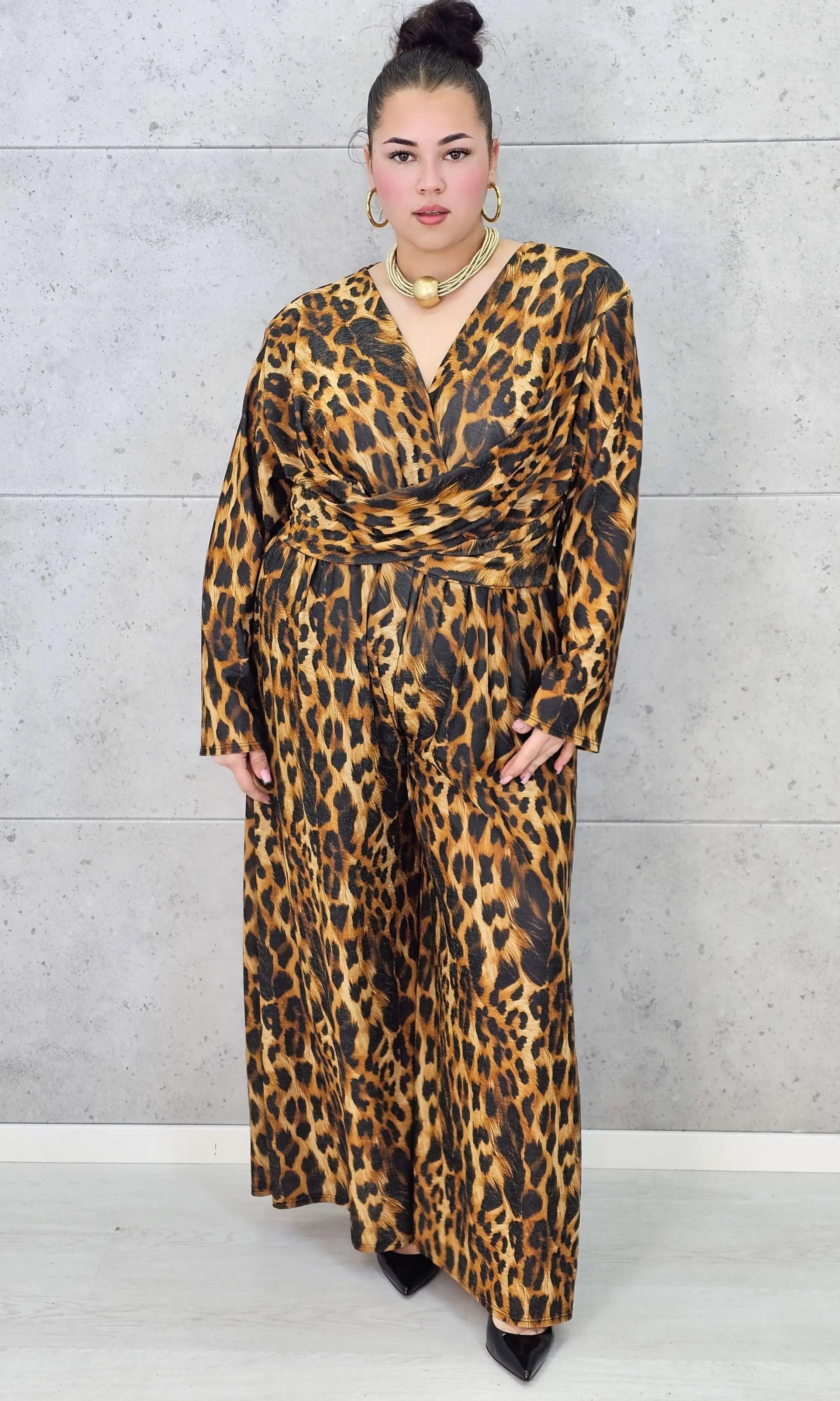 Kombinezon plus size w panterkę – modny kombinezon XXL z kopertową górą Stylowa XL