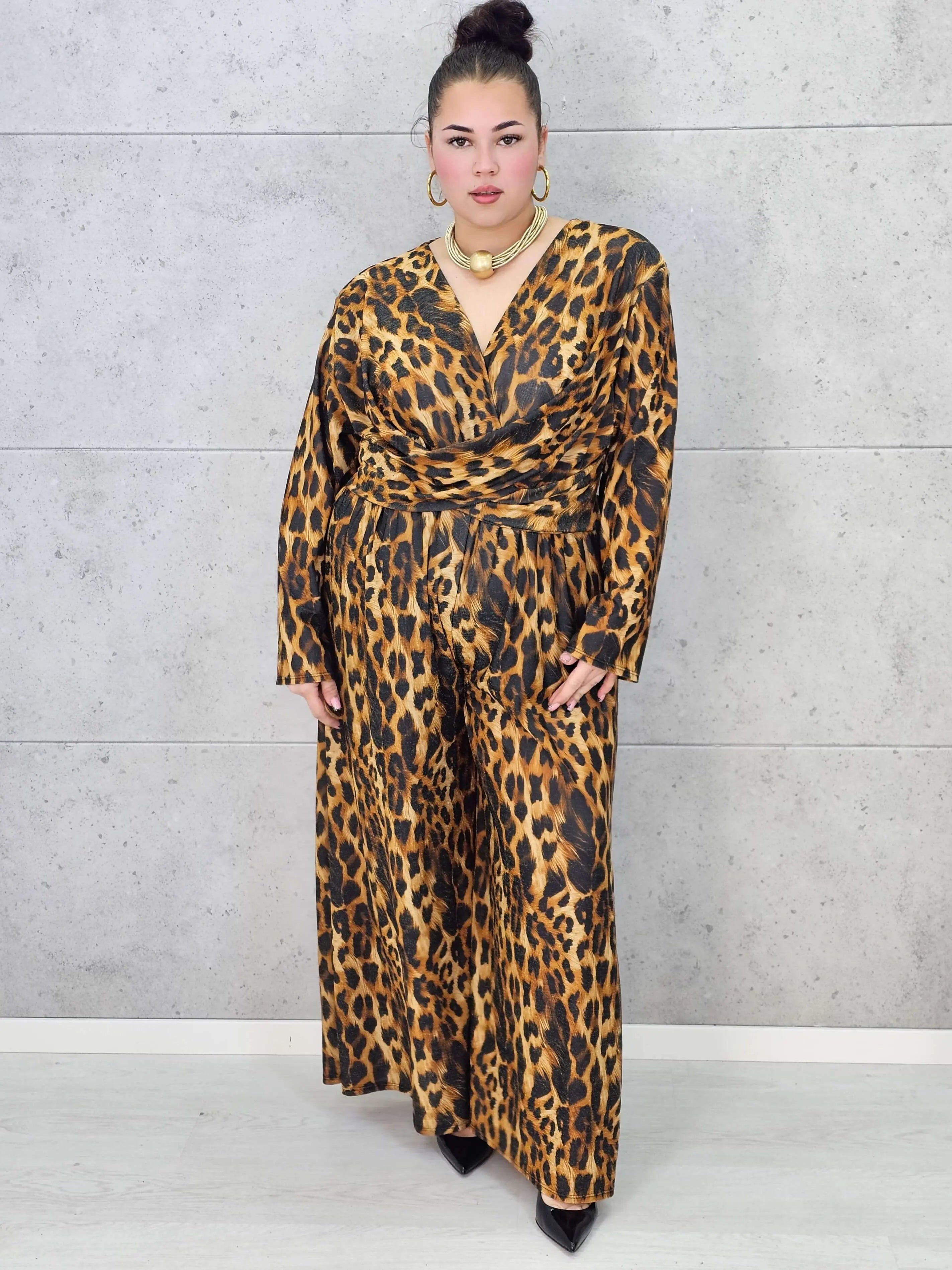 Kombinezon plus size w panterkę – modny kombinezon XXL z kopertową górą Stylowa XL