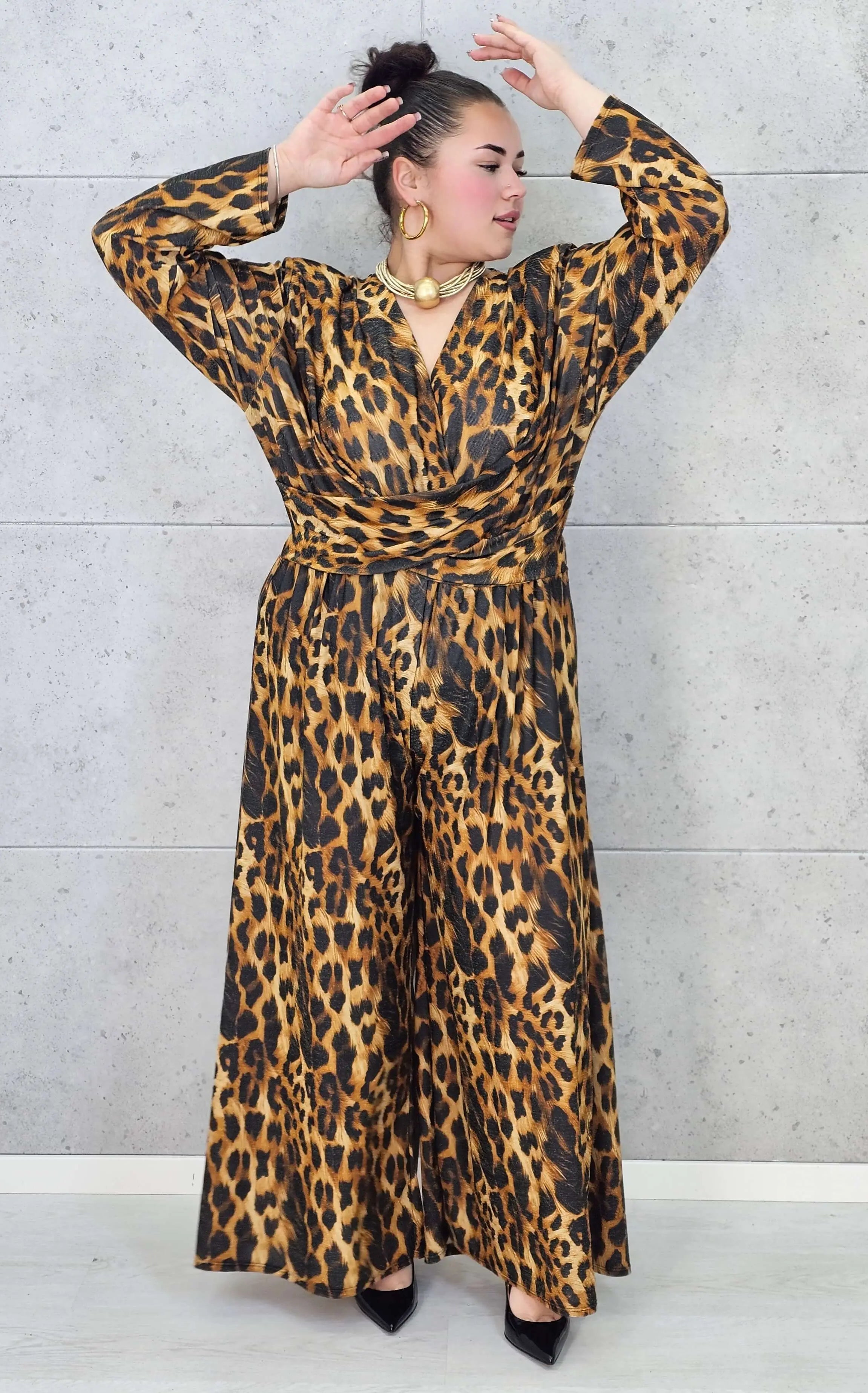 Kombinezon plus size w panterkę – modny kombinezon XXL z kopertową górą Stylowa XL