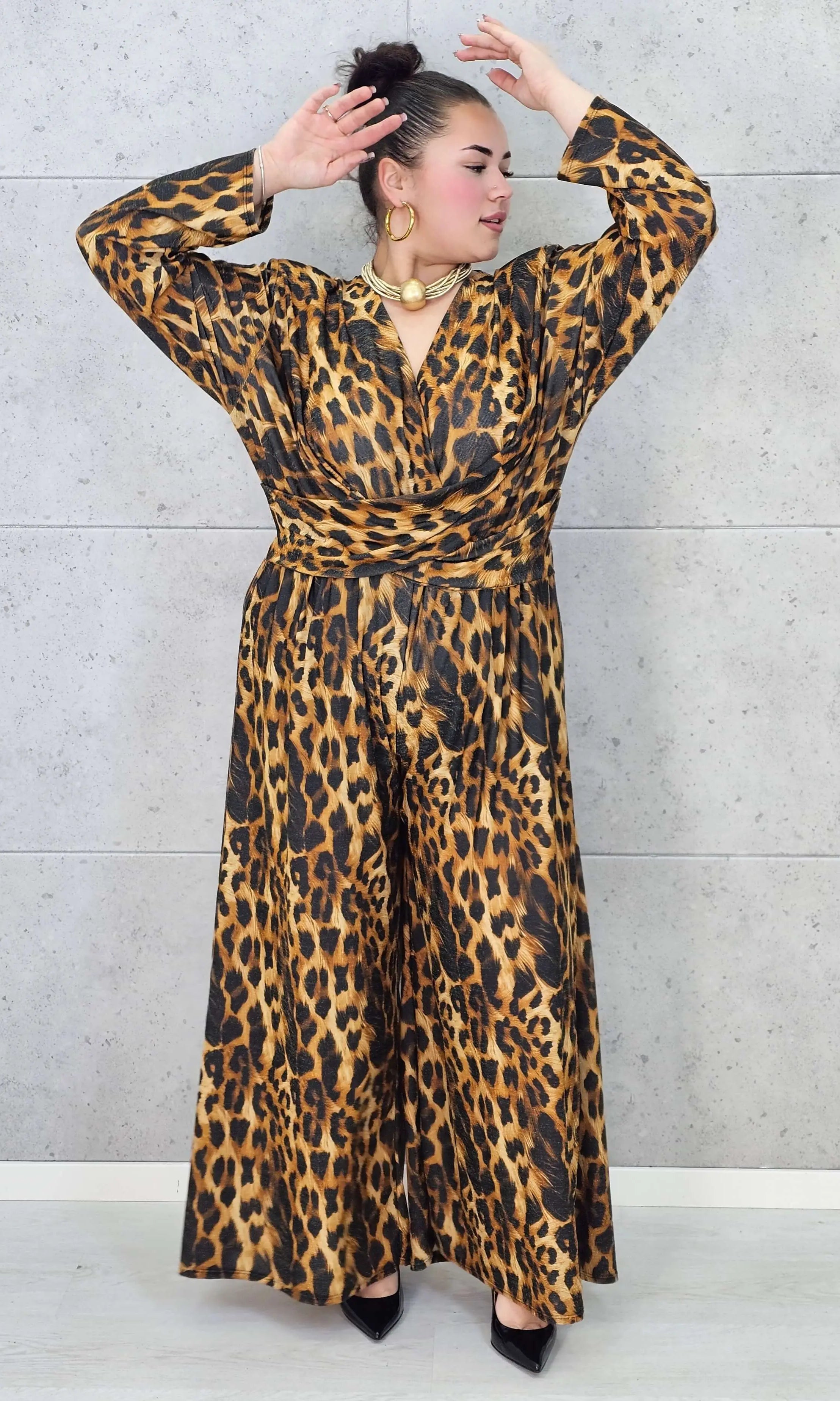 Kombinezon plus size w panterkę – modny kombinezon XXL z kopertową górą Stylowa XL