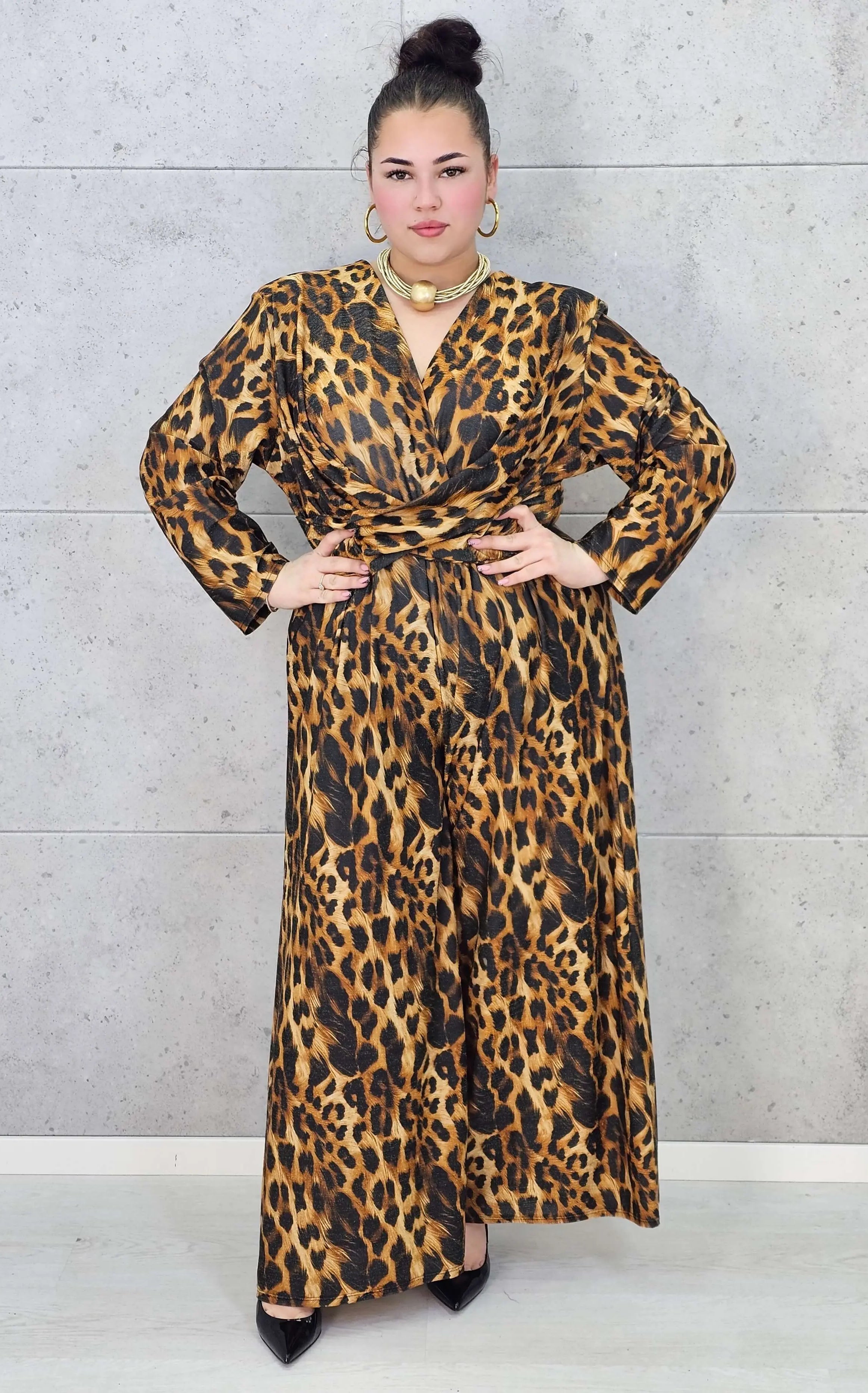 Kombinezon plus size w panterkę – modny kombinezon XXL z kopertową górą Stylowa XL