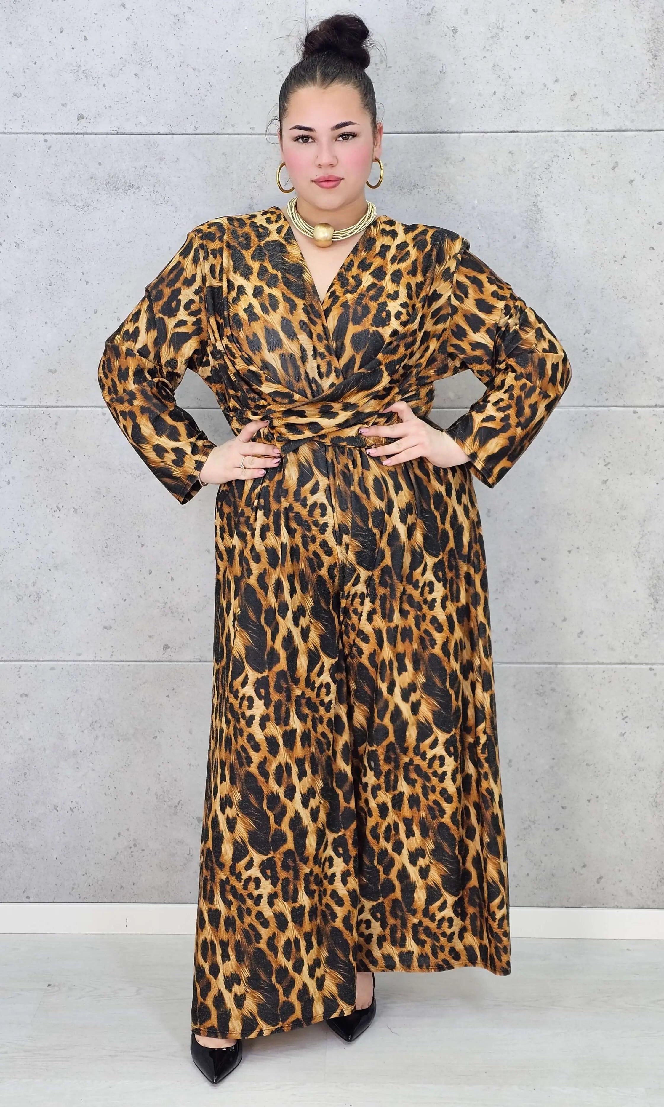 Kombinezon plus size w panterkę – modny kombinezon XXL z kopertową górą Stylowa XL