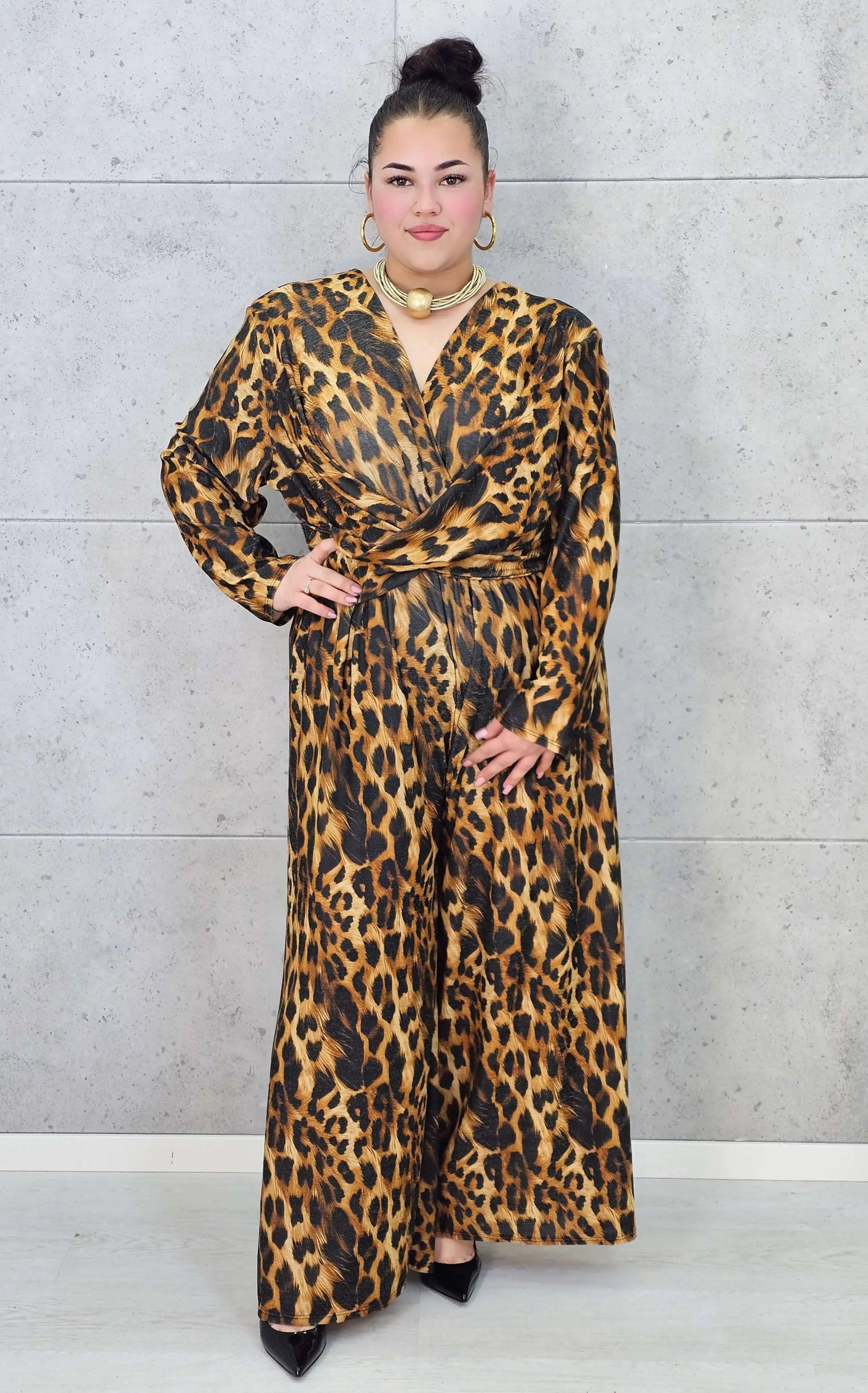 Kombinezon plus size w panterkę – modny kombinezon XXL z kopertową górą Stylowa XL