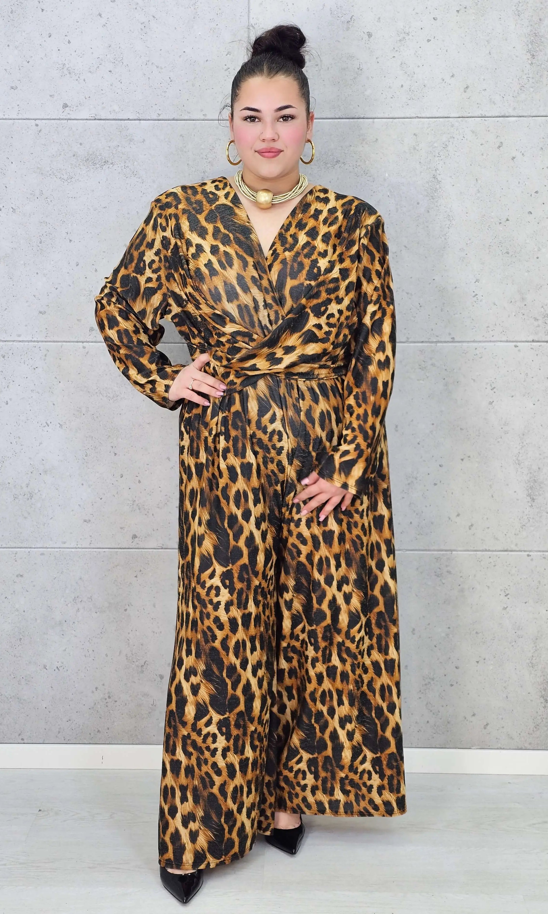 Kombinezon plus size w panterkę – modny kombinezon XXL z kopertową górą Stylowa XL
