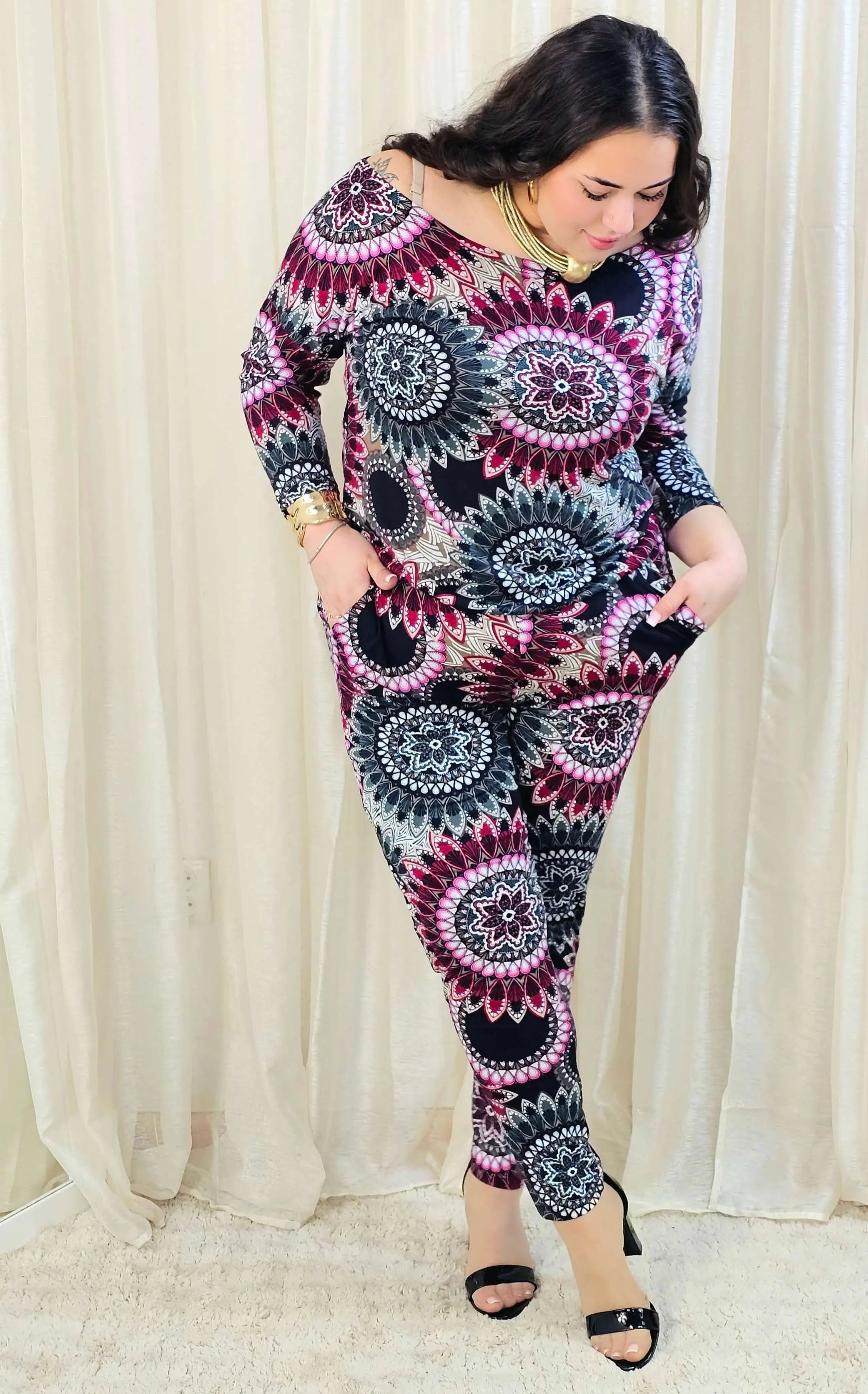 Kombinezon plus size we wzór dekoracyjny – stylowy i wygodny Stylowa XL