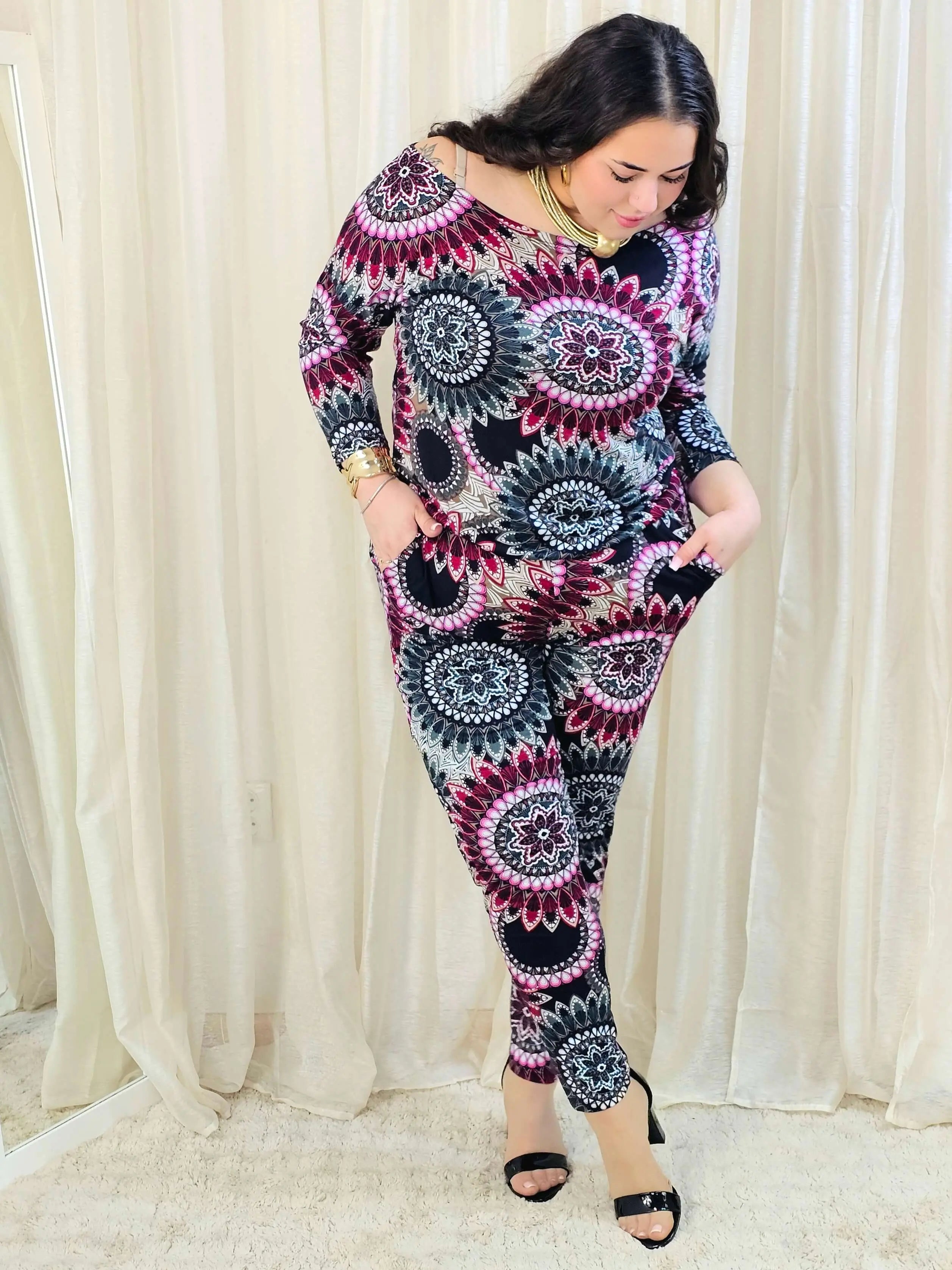 Kombinezon plus size we wzór dekoracyjny – stylowy i wygodny Stylowa XL