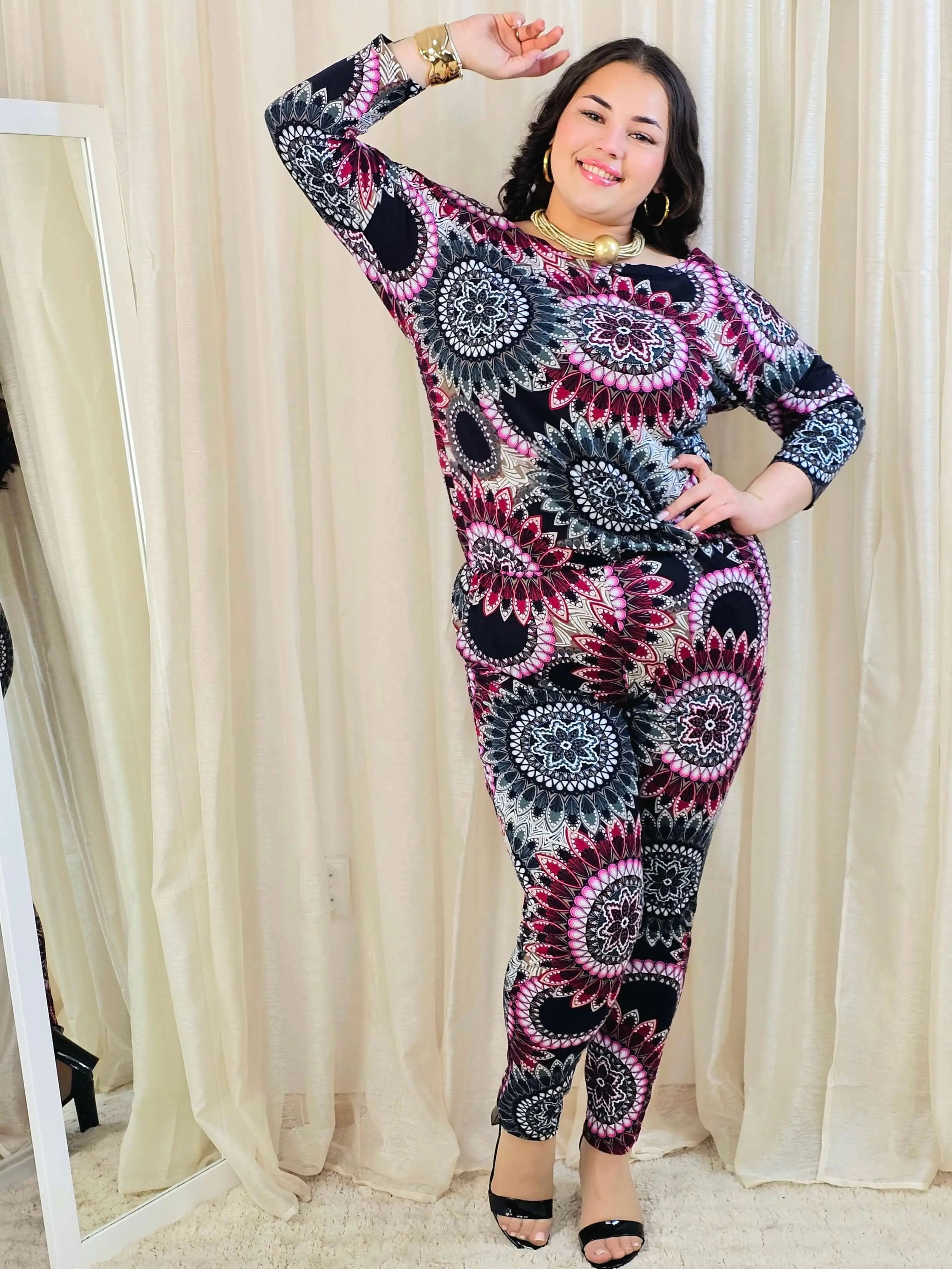 Kombinezon plus size we wzór dekoracyjny – stylowy i wygodny Stylowa XL