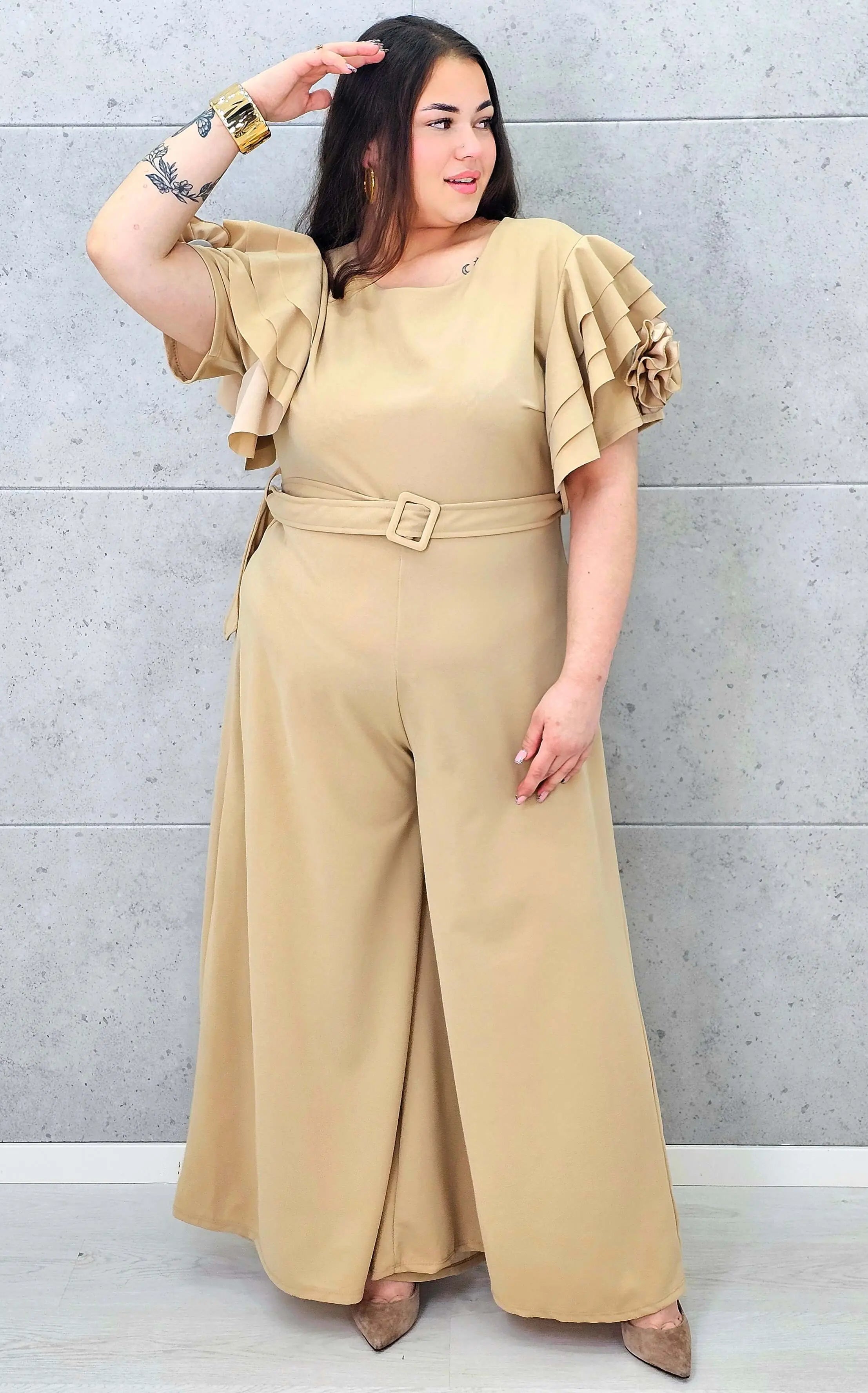 Kombinezon plus size z falbankami – elegancja i kobiecy styl XXL Stylowa XL