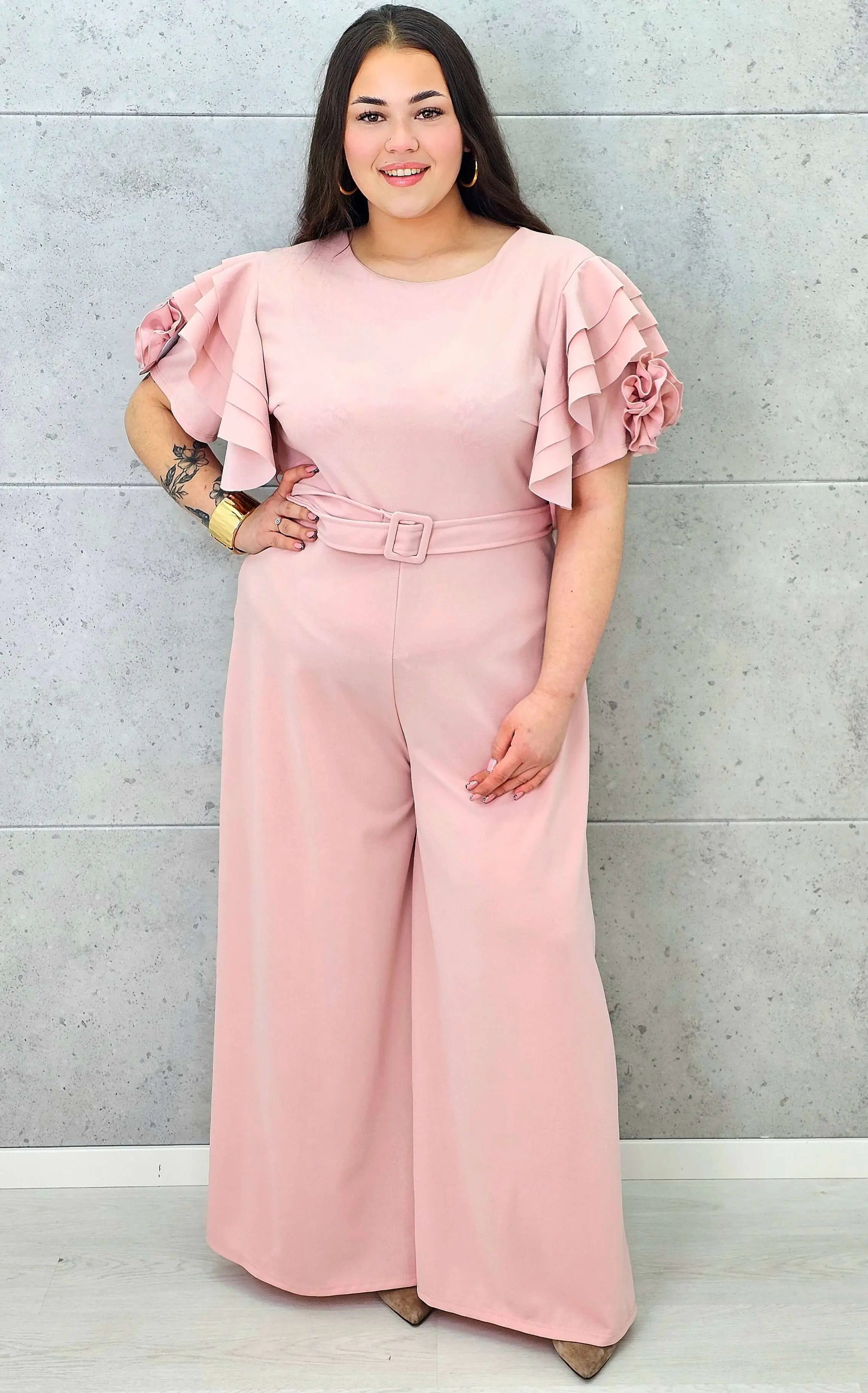 Kombinezon plus size z falbankami – elegancja i kobiecy styl XXL Stylowa XL