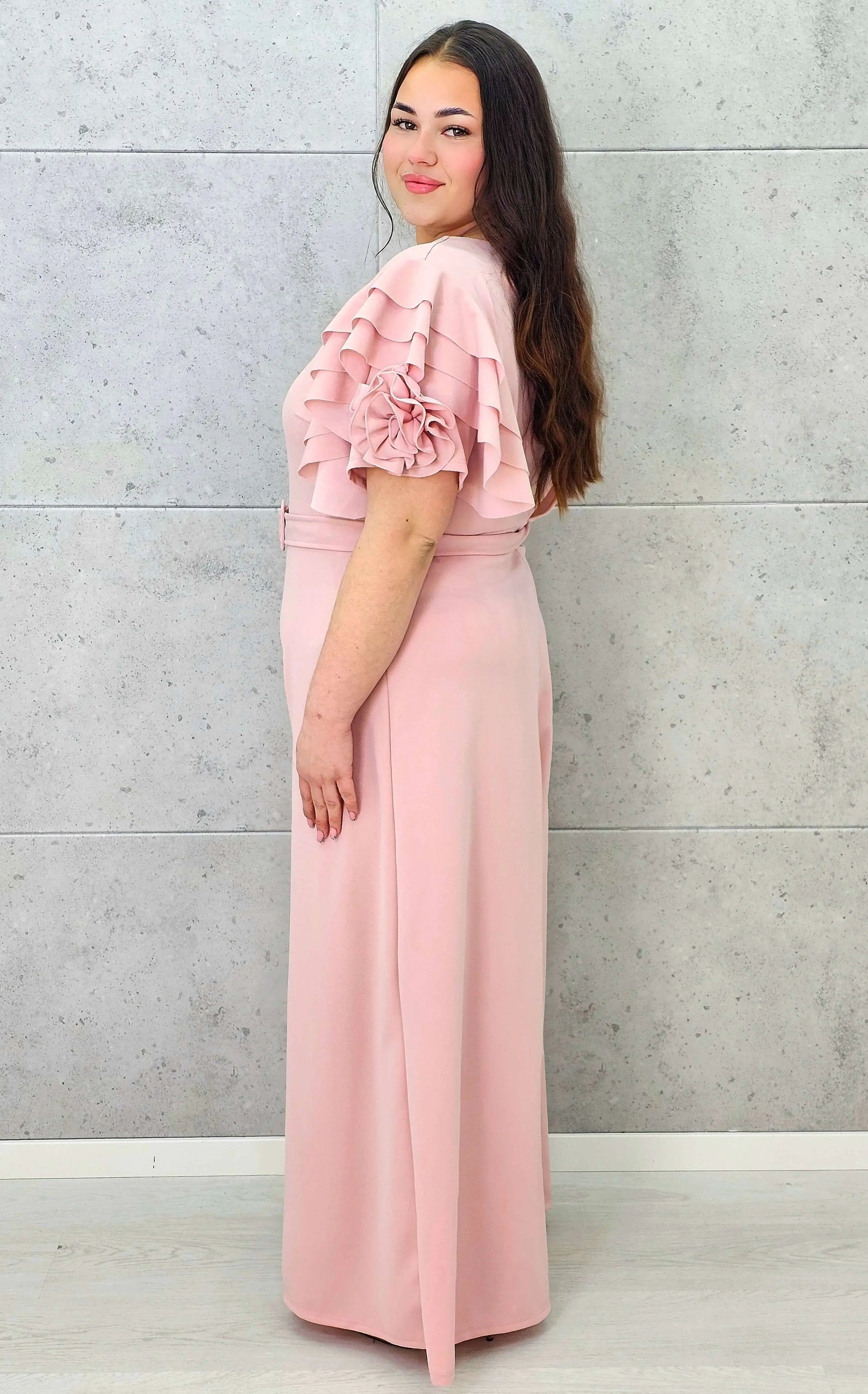 Kombinezon plus size z falbankami – elegancja i kobiecy styl XXL Stylowa XL